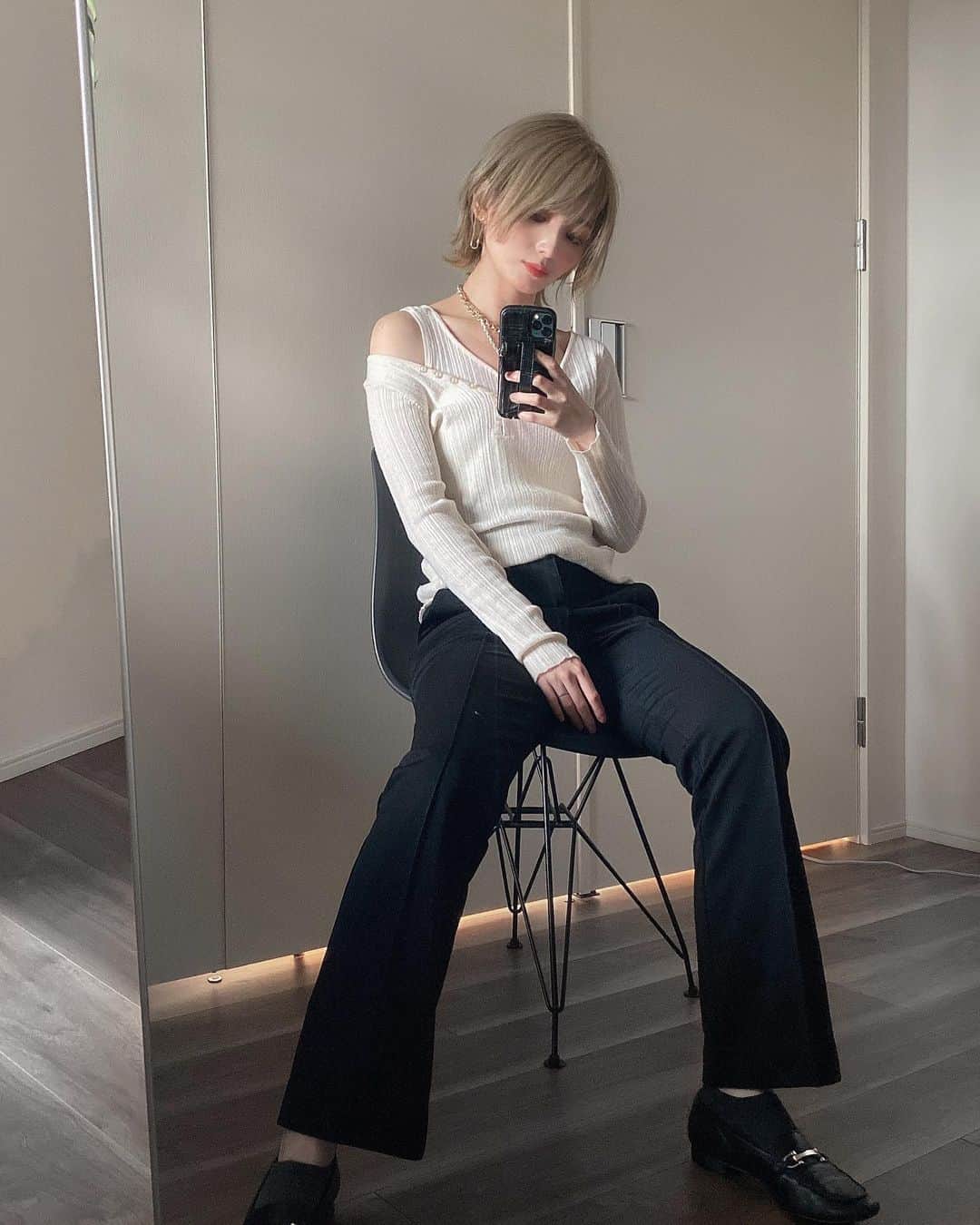 サキのインスタグラム：「. 🤍🖤  Tops @selectmoca #selectmoca Bottoms @akte_official  #ウルフカット #ショートウルフ」