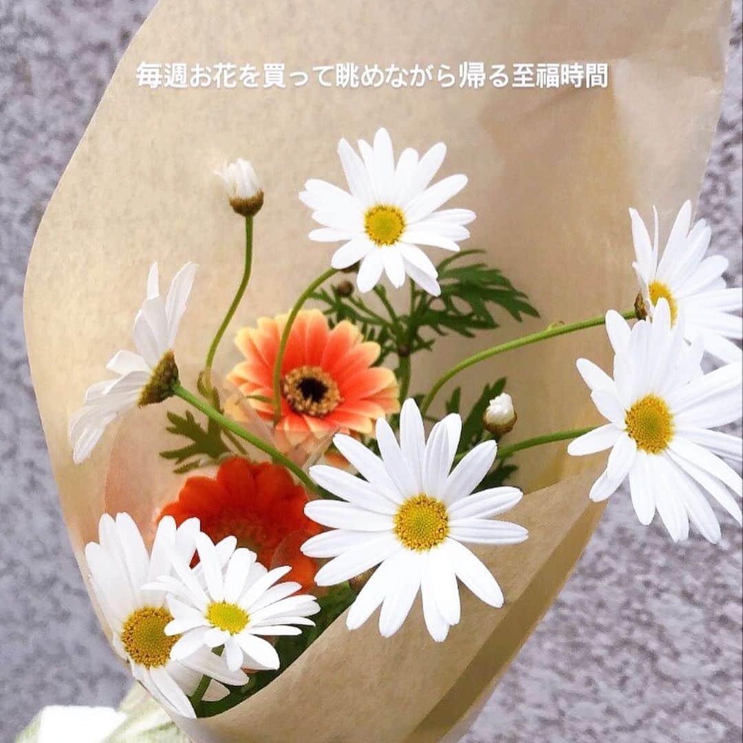 石田桃香のインスタグラム：「最近の新入り花瓶🌷かわいい ついつい入れすぎちゃう癖あるわたし 綺麗なものは詰め込みたくなる」