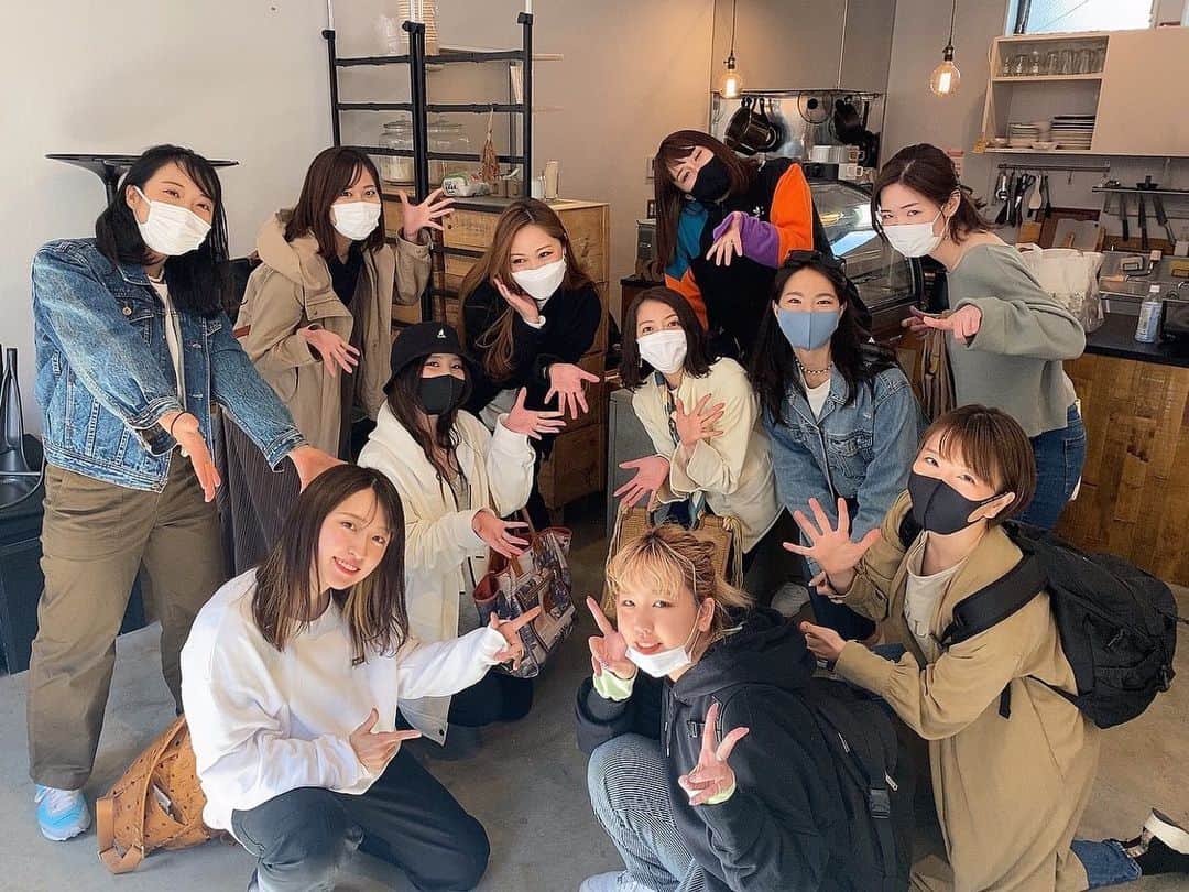 にこのインスタグラム：「最高に楽しかった🤭💓  棺桶入ってからも天国で思い出し笑いしちゃうぐらいの思い出にはなってくれたかな🤭？  改めてリンリンお誕生日おめでとう❣️  これからも平成フラミンゴとりほと西の3人4脚(？)でぶちかましていこうな卍  姉みんごと姉みんごのマブみんごたちも 本当にありがとうございました☺️✨  ダンスまた教えてください🙇🏻‍♂️  #平成フラミンゴ」
