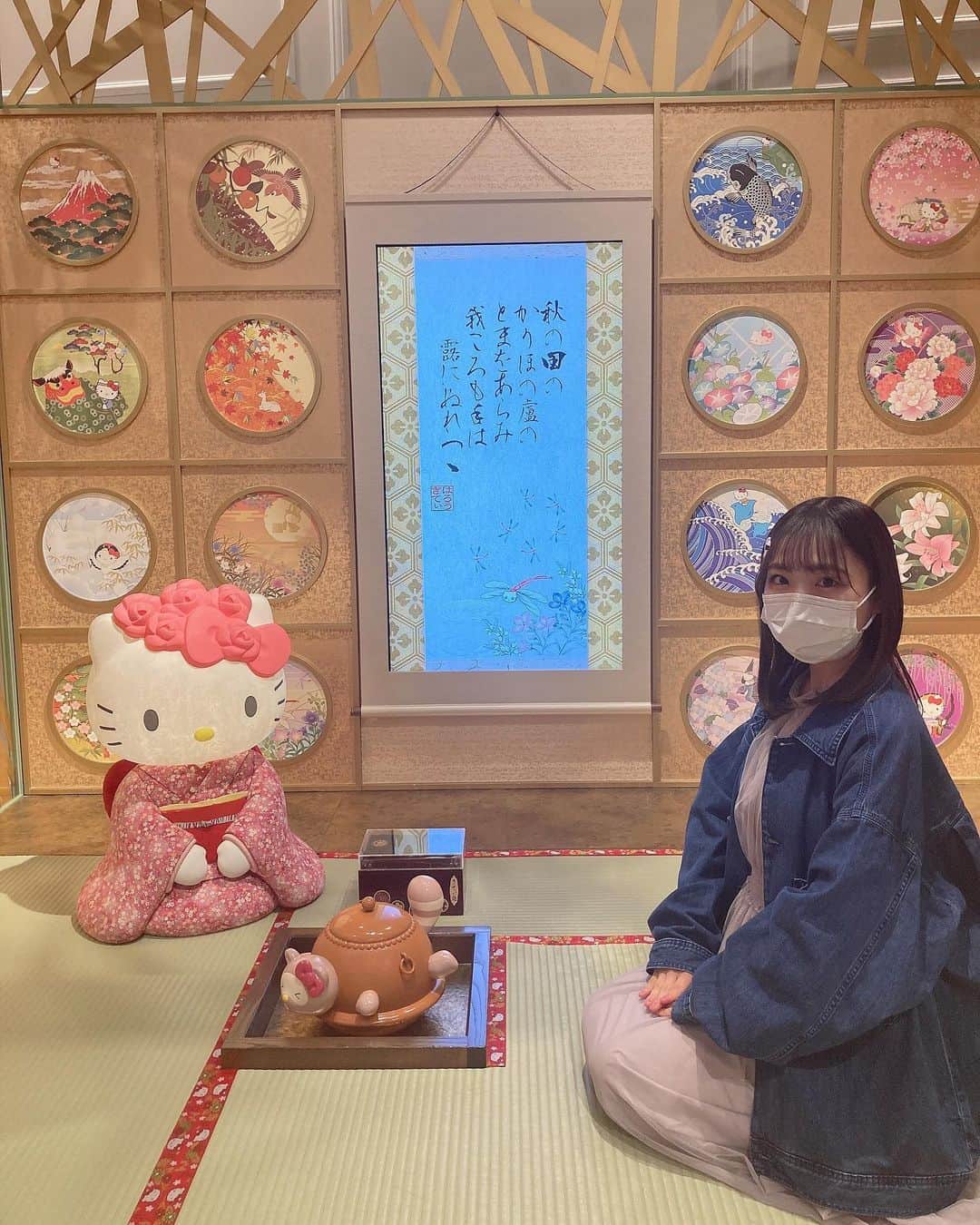 のインスタグラム：「🚪  ちょいと前に #サンリオピューロランド 行ってきました💓🐰  誰とかな？ ママとかな！播磨かな！笑笑  #ピューロジェニック #ピューロ #ピューロランド #キティちゃん #レディキティハウス  #茶道やってたんですよ」