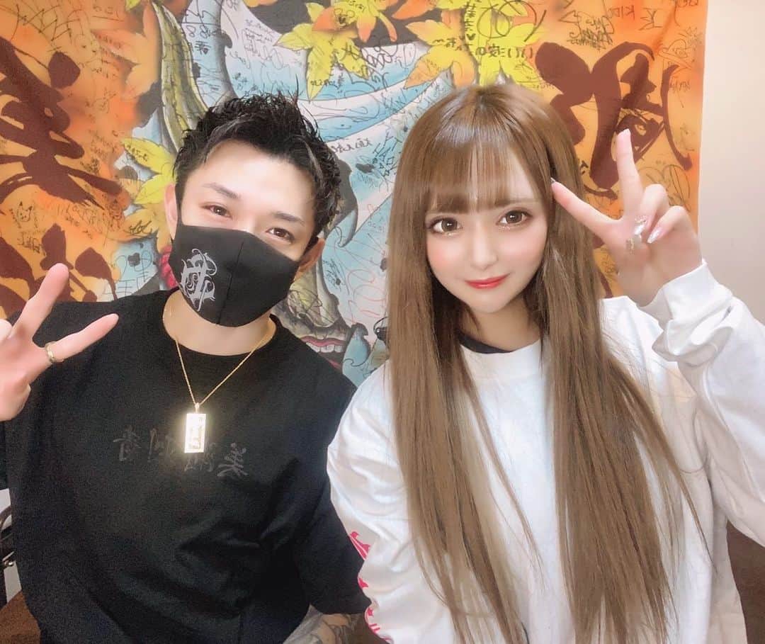 彫師美漸のインスタグラム：「@yunachin56 ・ りおちゃんと色違いで🦋 ・ 仲良し😁 ・ @rio_mizuiro ありがとう😊 #美漸ガールズタトゥー　#美漸蝶　#刺青 #彫師 #美漸 #彫師美漸 #海老名 #中目黒 #タトゥー #東京タトゥー #tokyo #tattoo #art #fashion #bizenart #bizen #문신　#Bizentattoo  #tattooer #tattooist #tattooartist #tattooart #tattooshop #japanesetattoo」