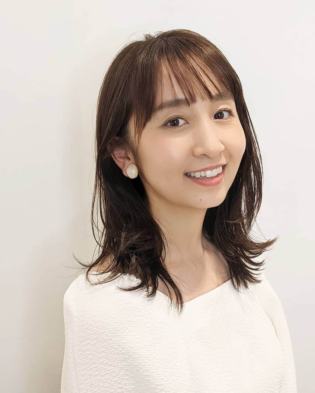 小野恵美のインスタグラム：「今日は撮影も兼ねて美容院へ…✂ air-GINZA の岡田さん @yuka.o_air ありがとうございました🌿  透明感と立体感が出るナチュラルなハイライトを入れました！ 光に当たるとほんのり透けて綺麗✨ トリートメントもカラーもカットも理想の仕上がりでした💕  3~4枚目のストレートだと、ハイライトと、とぅるんとぅるんになった髪が特に伝わるかしら😘✨  髪が綺麗なのってやっぱり幸せ💕 また頑張れる！  #ヘアメンテナンス #髪型 #ヘアカット #ヘアカラー #ハイライト #ハイライトカラー #ナチュラル #美容院 #hair #hairstyle #haircolor #ママヘア #銀座美容院 #メディアムヘア #セミロング #トリートメント #撮影 #30代ヘアスタイル」