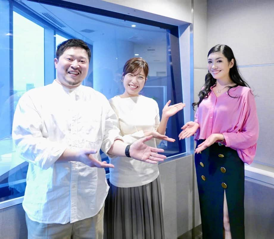 アンミカさんのインスタグラム写真 - (アンミカInstagram)「昨日のJ-WAVE【VOLVO CROSSING LOUNGE】は、大人気の料理家夫妻"ぐっち夫妻"にお越し頂きましたよ😍  私は、ZARAの上下お気に入りコーデでお迎え💕  新著の【ぐっち夫妻のお弁当大作戦】📖は、時間がない方、毎日のおかずの組み合わせに悩む方にオススメすぎる一冊📖✨✨  お弁当が超時短で美味しく作れるから、普段のメニューにも活かせます❣️  男子飯バージョンと、華やかおいしい女子飯バージョンがわかりやすく解説されていて便利✨  TATSUYAさんはほんわか、SHINOさんもおっとりチャキチャキで、癒されるご夫妻でした🍀  さて、明日は ・11:55〜12:50 TOKYO MX 【日曜はカラフル】に出演します！  お時間許す方は是非、ご覧下さいませ❣️  #トップス　　@zara  #スカート　　　@zara #ネックレス　　@anelalux  @gucci_fuufu @jwave813  @volvocarjp」4月17日 21時31分 - ahnmikaofficial