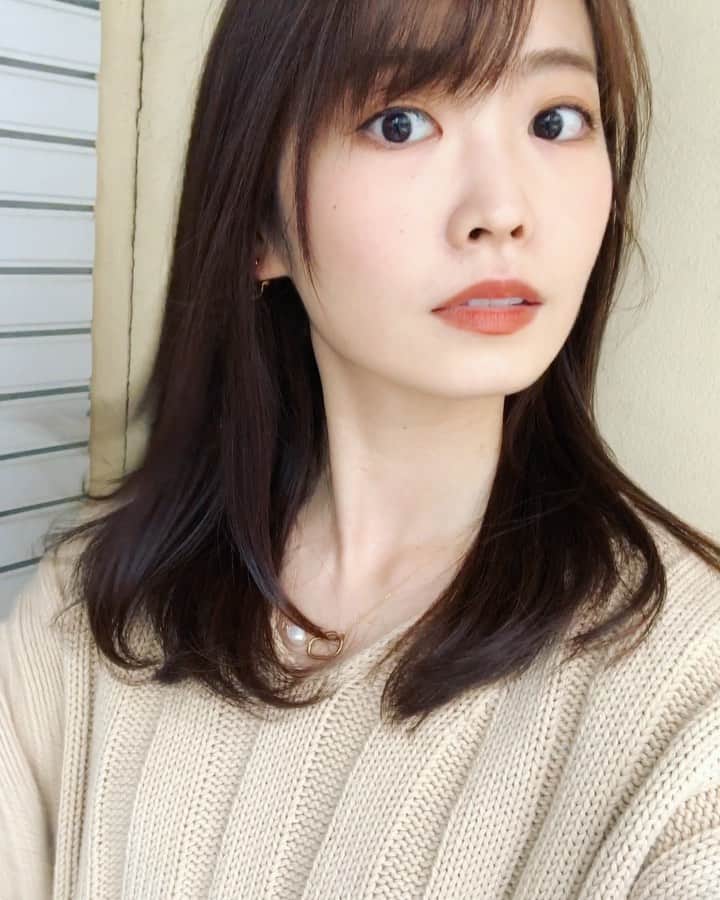 太田葉子のインスタグラム：「いつもお世話になっている表参道の美容室﻿ JINAのオーナー尾形さん(@tokyohair.ken )﻿ のところで月1のメンテナンス💇🏻‍♀️✨✨﻿ ﻿ 通い始めてもう10年になりますが﻿ 毎回丁寧にカウンセリングしてくれて、﻿ 髪の状態やその時の悩みに合わせた﻿ アプローチをしてくれるので、﻿ 安定した艶髪を手に入れることができてます☺️﻿ ﻿ トリートメントの持ちが良いのも﻿ 本当に嬉しいポイントです🙌🏻✨﻿ (ここ、ほんとに重要だと思います！！)﻿ ﻿ ﻿ 「春なのでほんの少しだけ印象を変えたい気分です‥」というなんとも曖昧なお願いにも﻿ 「まさに！」な感じにしてくださって！！﻿ 本当にすごいのです‥！✨✨←語彙力﻿ ﻿ 自分に合う髪型模索中な方や﻿ 髪質改善したい方！﻿ 絶対綺麗にしてもらえるので﻿ ぜひ尾形さんのInstagramも﻿ チェックしてみてくださいね☺️🌸﻿ ﻿ 尾形さんいつも本当にありがとうございます☺️﻿ ﻿ #JINA﻿ #表参道美容室﻿ #尾形拳」