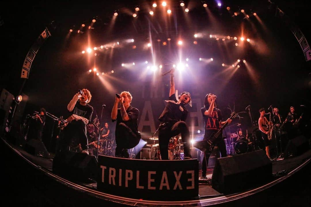 猪狩秀平さんのインスタグラム写真 - (猪狩秀平Instagram)「♪ . TRIPLEAXE ONE MAN TOUR ZEPP SAPPORO. . やっとやっとやっと！ TRIPLEAXEで札幌に来れました！ JOIN ALIVEでは自分は肺が破れてしまって出演出来ませんでした。 すいませんでした。 . 今回やっと北海道に来れて、 目の前に広がる景色にただただ感動でした。 待っててくれてありがとうございました！ . @hayachinphoto  @kouhey0622」4月17日 21時32分 - hey_igari_0131