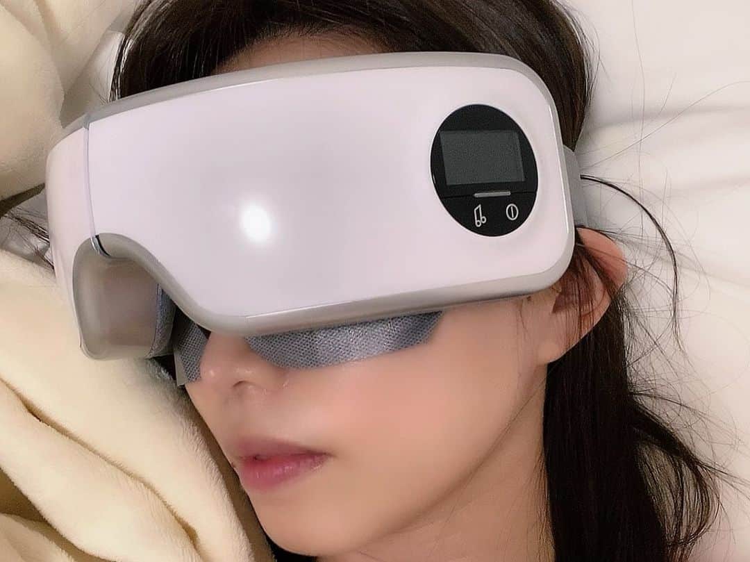 嶋村瞳さんのインスタグラム写真 - (嶋村瞳Instagram)「. エアアイマスク👀 La Luna  自宅でかんたん、目元エステ！ 心と体に安らぎをもたらすソルフェジオ周波数で癒しMAX✨ 空気圧、音感、振動、音楽と4つの機能！疲れが解けます♥ 持ち運びできるから、仕事先のホテルでも使える( '꒳' ) . #ママからのプレゼント ❤ #laluna #ラルーナ #アイマスク #エアアイマスク #目元ケア #目元エステ #自宅でエステ #美容 #癒し #疲れを癒す #リラックス #周波数 #ソルフェジオ周波数 #大人かわいい #自分へのご褒美」4月17日 21時33分 - hitomi_shimamura_official