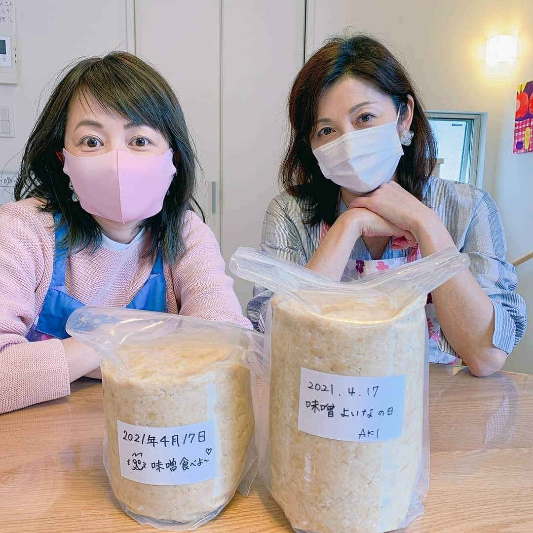 中田有紀さんのインスタグラム写真 - (中田有紀Instagram)「延び延びになっていたお味噌作りレッスン。寒仕込とはならなかったけど4月でもまだ大丈夫とのことだったので、みねちゃん @minekonakajima を誘って行ってきました😃 密を避けて最大2人まで✌️ 発酵食品についての講義&発酵食品ランチもついて、なんだか久しぶりに充実の時間🎶 講師は葉子ちゃん @yokomiyoharu さて、お味噌はどんな感じに仕上がるのか❓去年とは違う味になるのかな❓出来上がりが楽しみ😆✨ #味噌作り #味噌仕込み #味噌玉 #偶然にもエプロン似てる #雨だから髪広がる」4月17日 21時34分 - akinakada0508