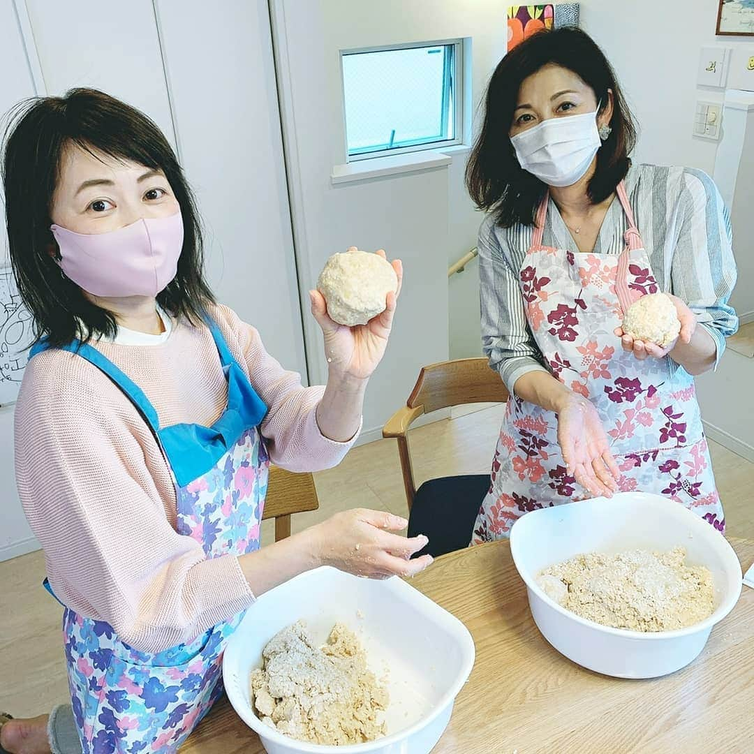 中田有紀さんのインスタグラム写真 - (中田有紀Instagram)「延び延びになっていたお味噌作りレッスン。寒仕込とはならなかったけど4月でもまだ大丈夫とのことだったので、みねちゃん @minekonakajima を誘って行ってきました😃 密を避けて最大2人まで✌️ 発酵食品についての講義&発酵食品ランチもついて、なんだか久しぶりに充実の時間🎶 講師は葉子ちゃん @yokomiyoharu さて、お味噌はどんな感じに仕上がるのか❓去年とは違う味になるのかな❓出来上がりが楽しみ😆✨ #味噌作り #味噌仕込み #味噌玉 #偶然にもエプロン似てる #雨だから髪広がる」4月17日 21時34分 - akinakada0508