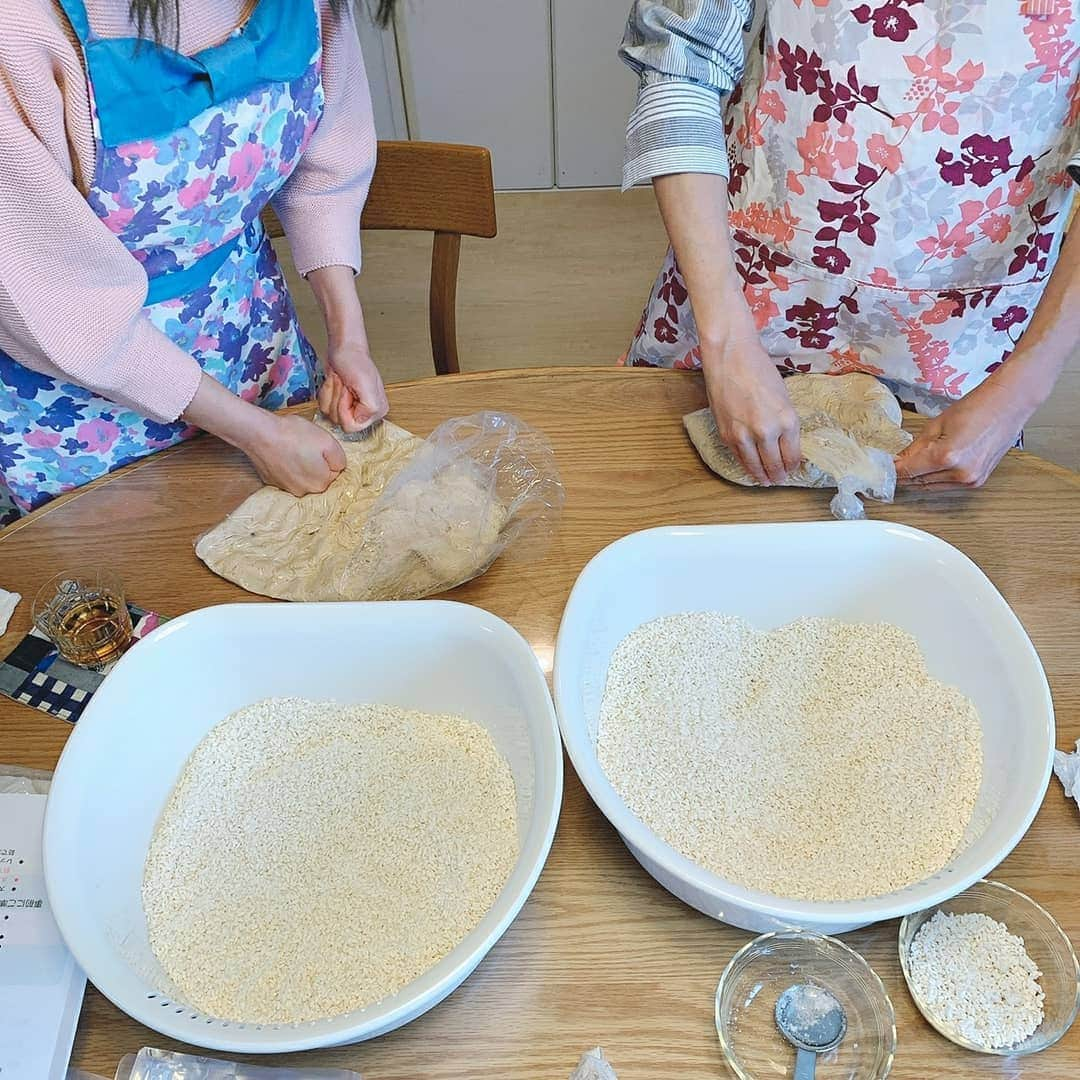 中田有紀さんのインスタグラム写真 - (中田有紀Instagram)「延び延びになっていたお味噌作りレッスン。寒仕込とはならなかったけど4月でもまだ大丈夫とのことだったので、みねちゃん @minekonakajima を誘って行ってきました😃 密を避けて最大2人まで✌️ 発酵食品についての講義&発酵食品ランチもついて、なんだか久しぶりに充実の時間🎶 講師は葉子ちゃん @yokomiyoharu さて、お味噌はどんな感じに仕上がるのか❓去年とは違う味になるのかな❓出来上がりが楽しみ😆✨ #味噌作り #味噌仕込み #味噌玉 #偶然にもエプロン似てる #雨だから髪広がる」4月17日 21時34分 - akinakada0508