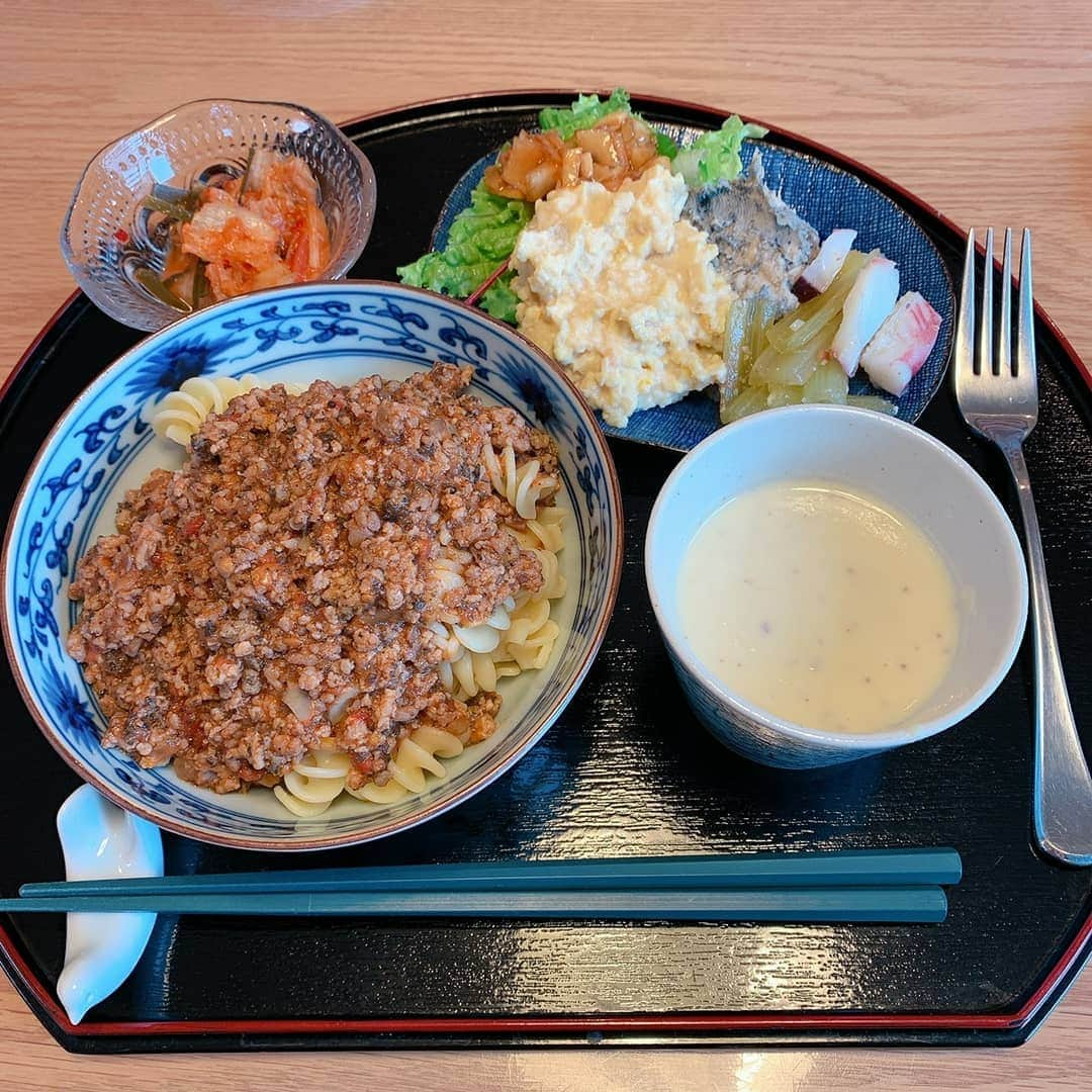 中田有紀さんのインスタグラム写真 - (中田有紀Instagram)「延び延びになっていたお味噌作りレッスン。寒仕込とはならなかったけど4月でもまだ大丈夫とのことだったので、みねちゃん @minekonakajima を誘って行ってきました😃 密を避けて最大2人まで✌️ 発酵食品についての講義&発酵食品ランチもついて、なんだか久しぶりに充実の時間🎶 講師は葉子ちゃん @yokomiyoharu さて、お味噌はどんな感じに仕上がるのか❓去年とは違う味になるのかな❓出来上がりが楽しみ😆✨ #味噌作り #味噌仕込み #味噌玉 #偶然にもエプロン似てる #雨だから髪広がる」4月17日 21時34分 - akinakada0508