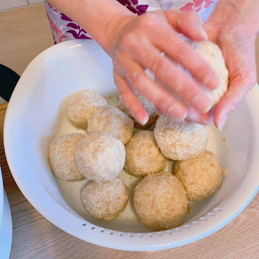 中田有紀さんのインスタグラム写真 - (中田有紀Instagram)「延び延びになっていたお味噌作りレッスン。寒仕込とはならなかったけど4月でもまだ大丈夫とのことだったので、みねちゃん @minekonakajima を誘って行ってきました😃 密を避けて最大2人まで✌️ 発酵食品についての講義&発酵食品ランチもついて、なんだか久しぶりに充実の時間🎶 講師は葉子ちゃん @yokomiyoharu さて、お味噌はどんな感じに仕上がるのか❓去年とは違う味になるのかな❓出来上がりが楽しみ😆✨ #味噌作り #味噌仕込み #味噌玉 #偶然にもエプロン似てる #雨だから髪広がる」4月17日 21時34分 - akinakada0508