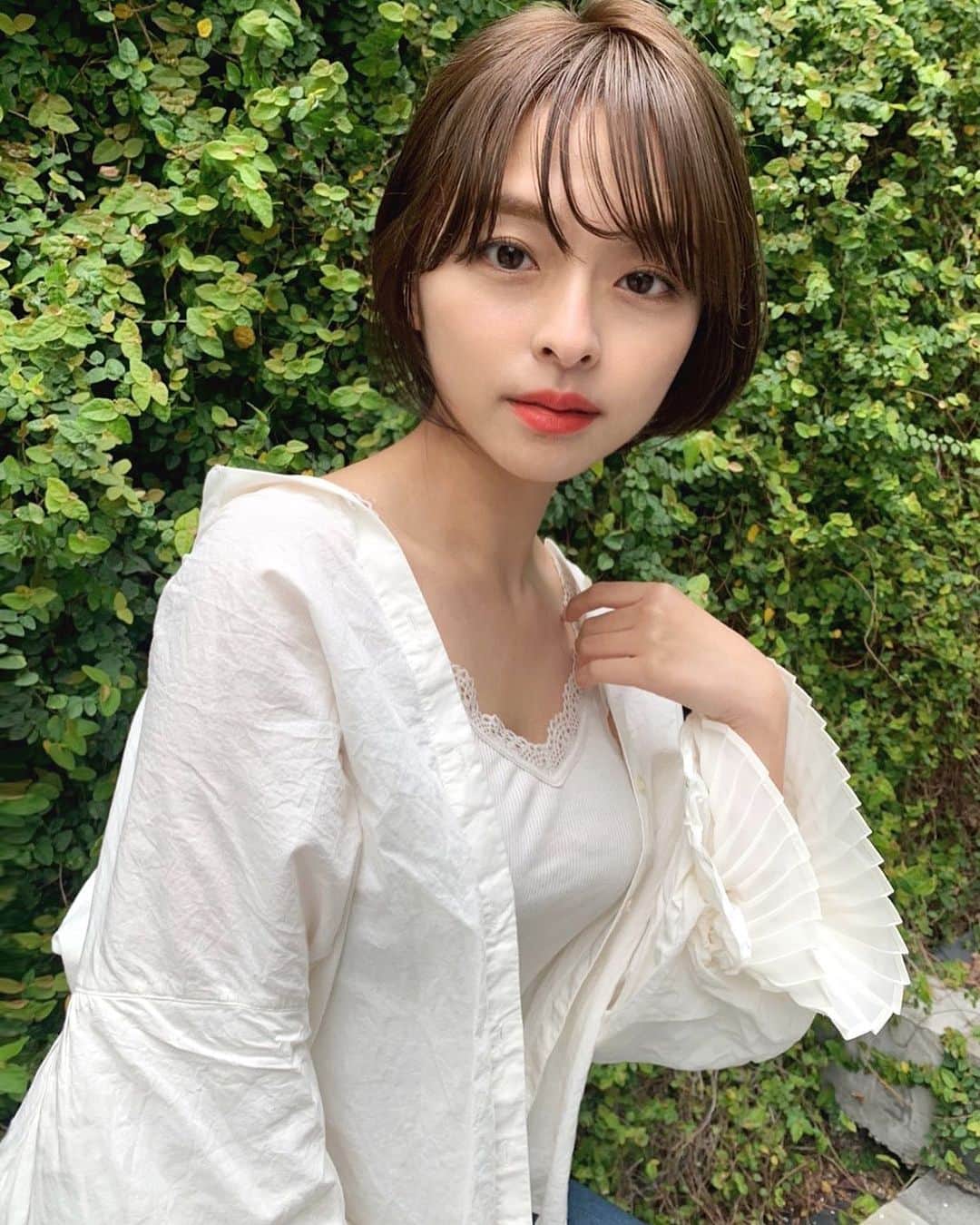 かおりのインスタグラム：「・ ・  白って爽やかでいいよね〜 透明感のある女性になりたい💁‍♀️️  #透明感　#白コーデ」