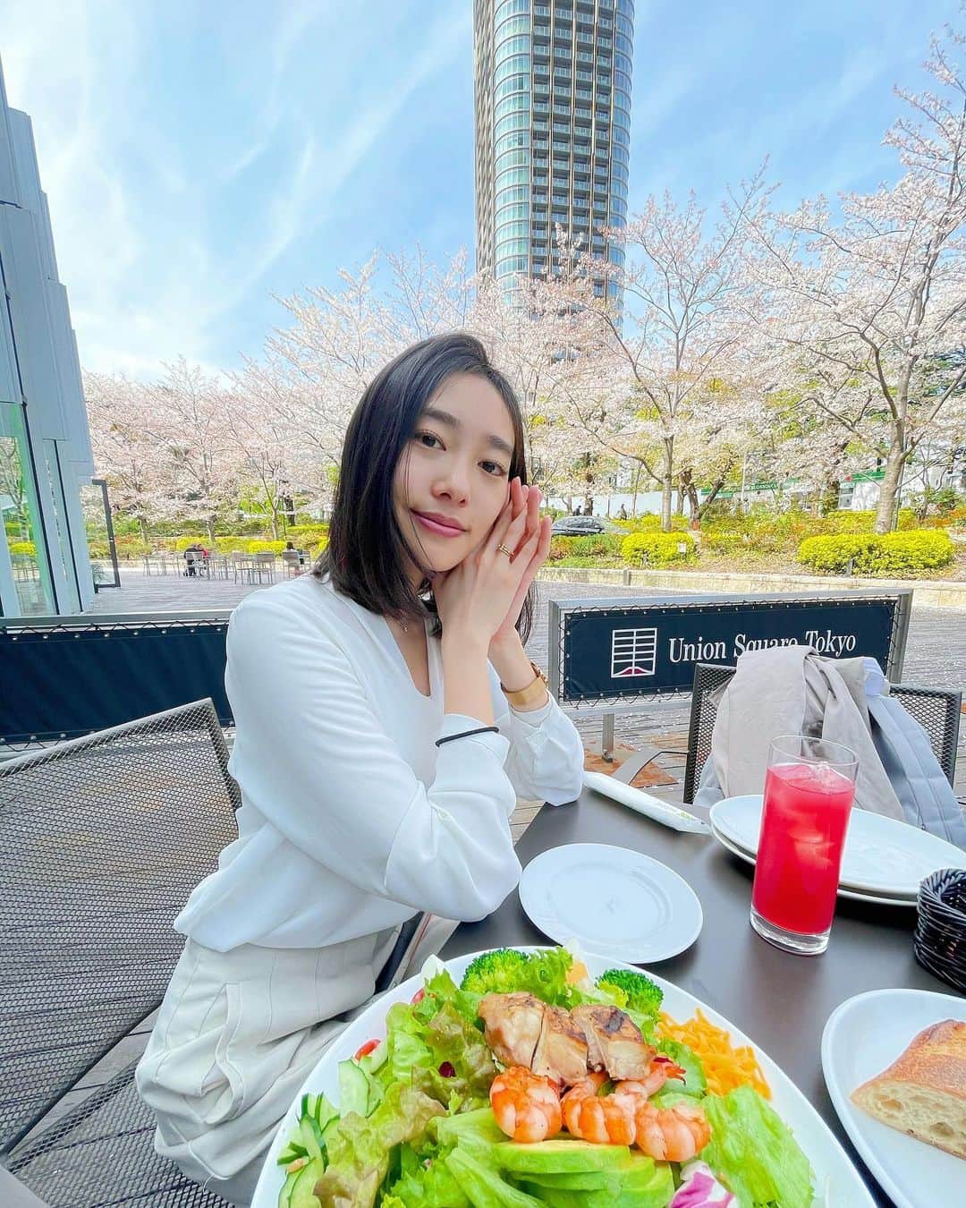 久保りさのインスタグラム：「At my favourite restaurant in Tokyo🗼  午後休のとき、ママと大好きなレストランで🌸ランチ〜」