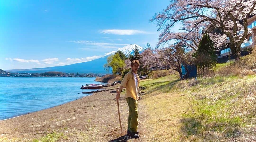 のインスタグラム：「今年は偶然にも満開の桜と麓まで綺麗に見える富士山が見れた…🤦‍♂️✨  あんまりにも美しい日本の風情たっぷりの中でのYouTube撮影🗻  配信は明後日の4月19日 21:30〜です⚔  I could’ve seen a fully bloomed cherry blossom with beautiful Mt,Fuji this year🌸 Can’t wait to share my new YouTube video with you!  #YouTube#NaokisDreamVillage#NDV#直己ダンスカバーシリーズ  #配信スタートまであと２日 #この景色偶然見れるなんて#パワーチャージ出来すぎました #みんなも見てほしい」