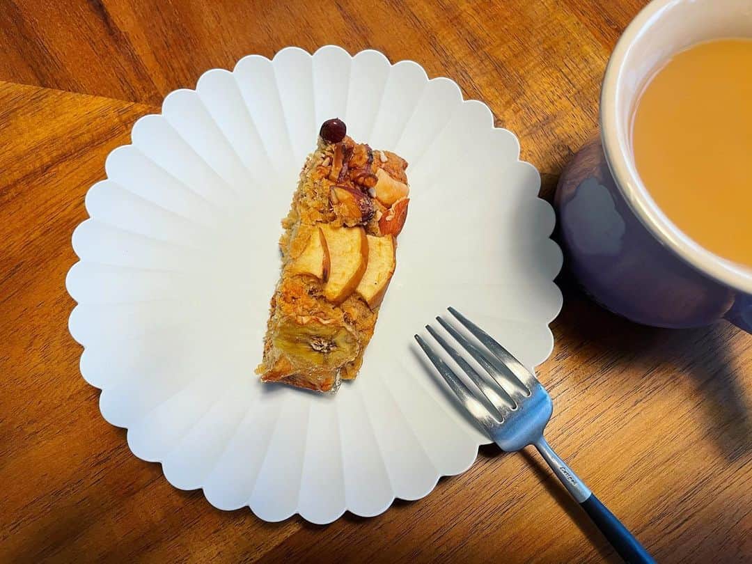久冨慶子さんのインスタグラム写真 - (久冨慶子Instagram)「・ 今日はオートミールバナナパウンドケーキを焼きました。 大好きなモデルさん 矢野未希子さんのYouTubeレシピです！ クッキーに引き続きこちらも身体に優しいケーキです。 ラップに包んでしっとりさせると さらに美味しいらしいので明日が楽しみ♡ 身体に優しいお菓子の作り方 オススメがあったら教えてください♡ ＊ ＊ #最近趣味がお菓子作りになっている #オートミールバナナパウンドケーキ #みつろうラップ  #使ってみました #いつかティラミスのお店を出したい #ティラミスも研究中です」4月17日 21時41分 - keiko0hisatomi
