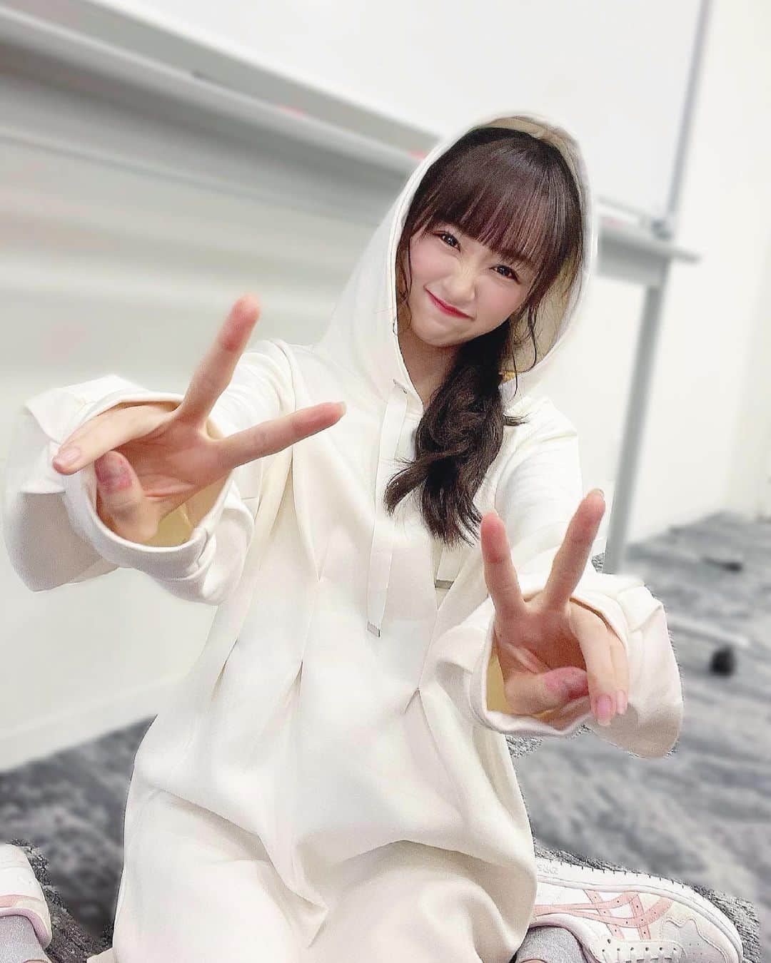 音嶋莉沙さんのインスタグラム写真 - (音嶋莉沙Instagram)「今日は、パーカーワンピを着ました✿.*･﻿ フード付き可愛いよね〜 ﻿ サイン届くの楽しみに待っててね😉」4月17日 21時47分 - otoshima_risa