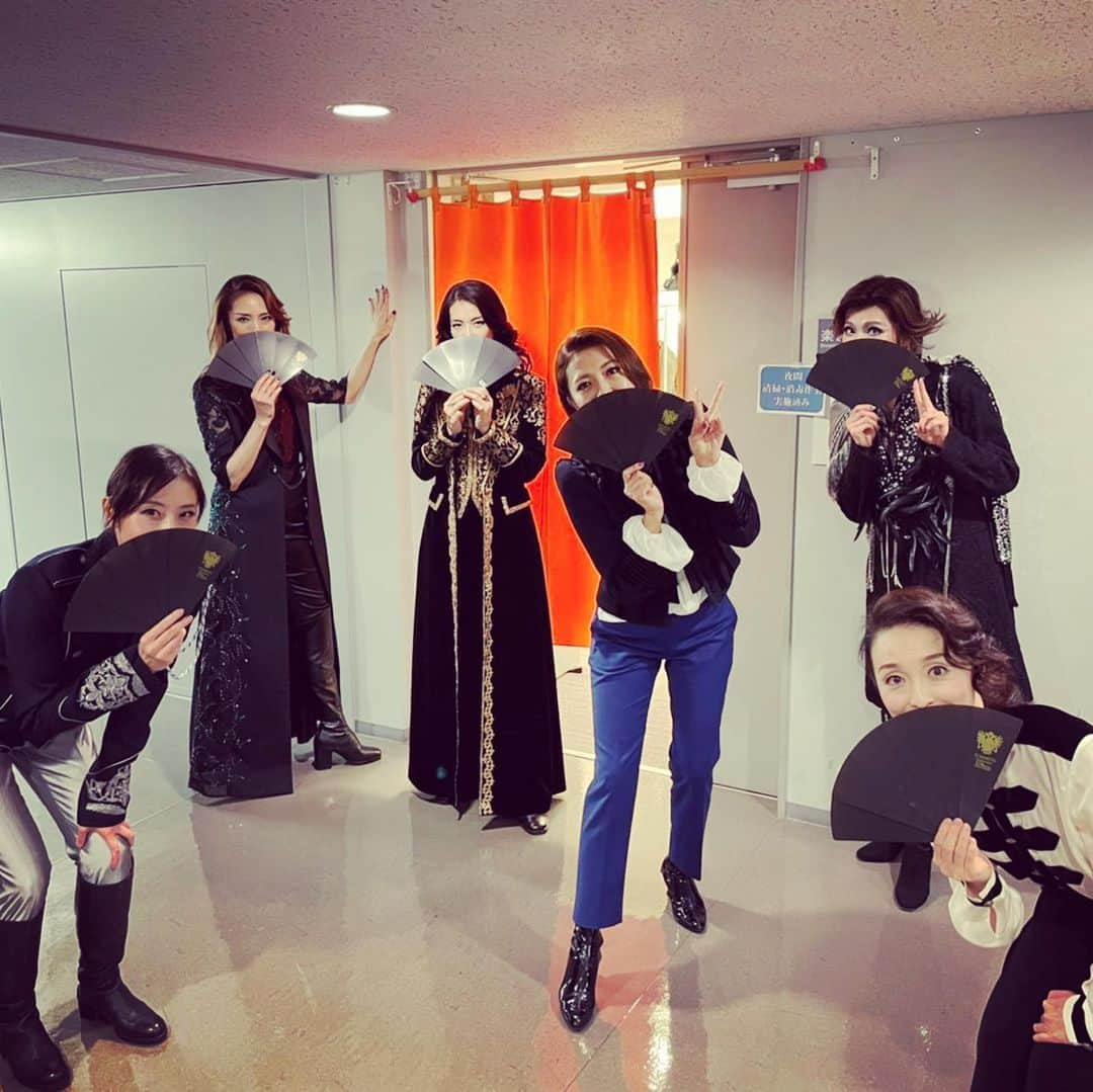 安蘭けいさんのインスタグラム写真 - (安蘭けいInstagram)「エリザベート25周年ガラコンサート🎤本日東京での初日を迎えました！ 私は大阪の初日、そして東京の初日の2回だけ少年ルドルフで出演させて頂きました。楽屋では笑いっぱなしの喋りっぱなし笑っ 毎日楽屋にいたら、あのママどこの高音は確実に出なくなっていたでしょう笑っ最高に楽しかった〜🤣💕 最後に小池先生から10歳に見えたとお褒めの言葉を頂き、とても嬉しかったです☺️✨ いつまでも愛され続ける『エリザベート』って、改めて凄い作品だな〜とつくづく思いました♫  #エリザベート #25周年 #トートルドルフ部屋 #彩輝なお さん #月影瞳 さん #春野寿美礼 #大空ゆうひ #水夏希 #天然ちゃん多め #誰が最強の天然ちゃんか？ #答えは次回w #愉快な子ルドルフ達 #ずっと仲良し」4月17日 21時56分 - toko_aran