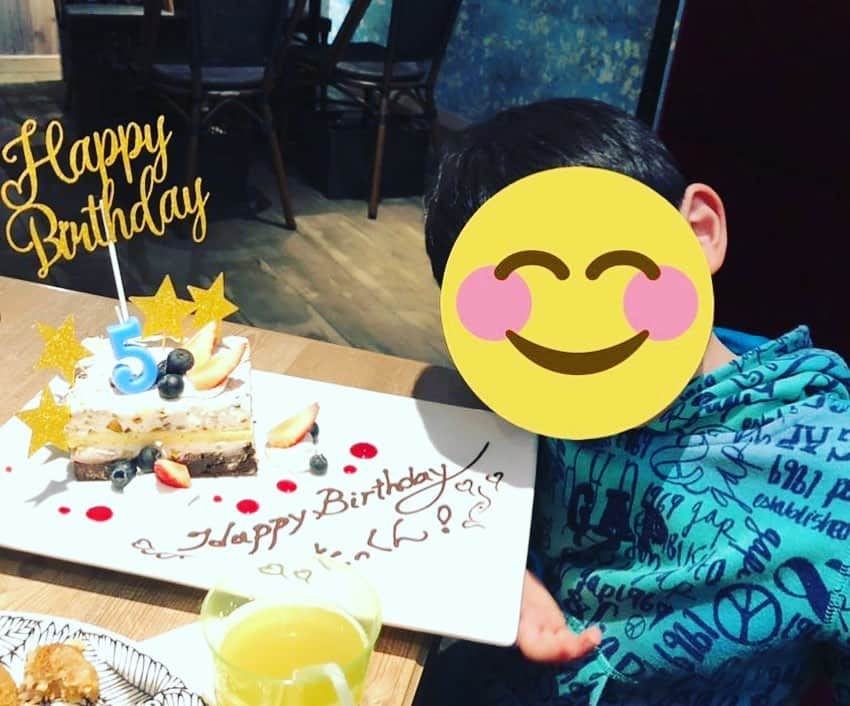 三宅智子さんのインスタグラム写真 - (三宅智子Instagram)「今日は、息子の5歳のお誕生日🎂🎉  あっという間の5歳！  元気にすくすくと育ってくれて、感謝です✨  今日は、お休みだったので、久々に家族でお出かけして、お祝いしました✨  久々の上野「おフランス亭」さんのお料理、全部美味しかった♪」4月17日 22時06分 - tomoko1121m