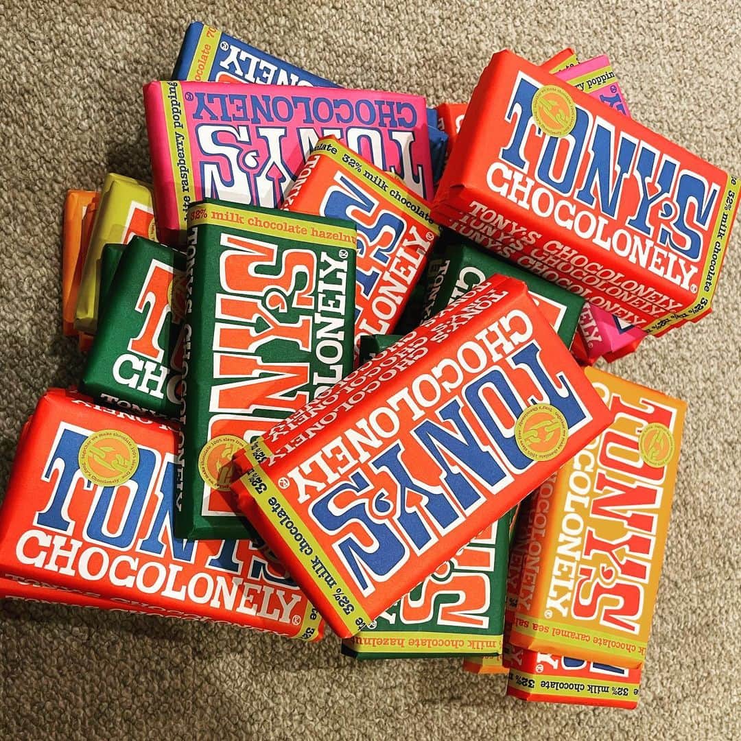 古市憲寿のインスタグラム：「So happy to be able to buy @tonyschocolonely in Japan🤤」
