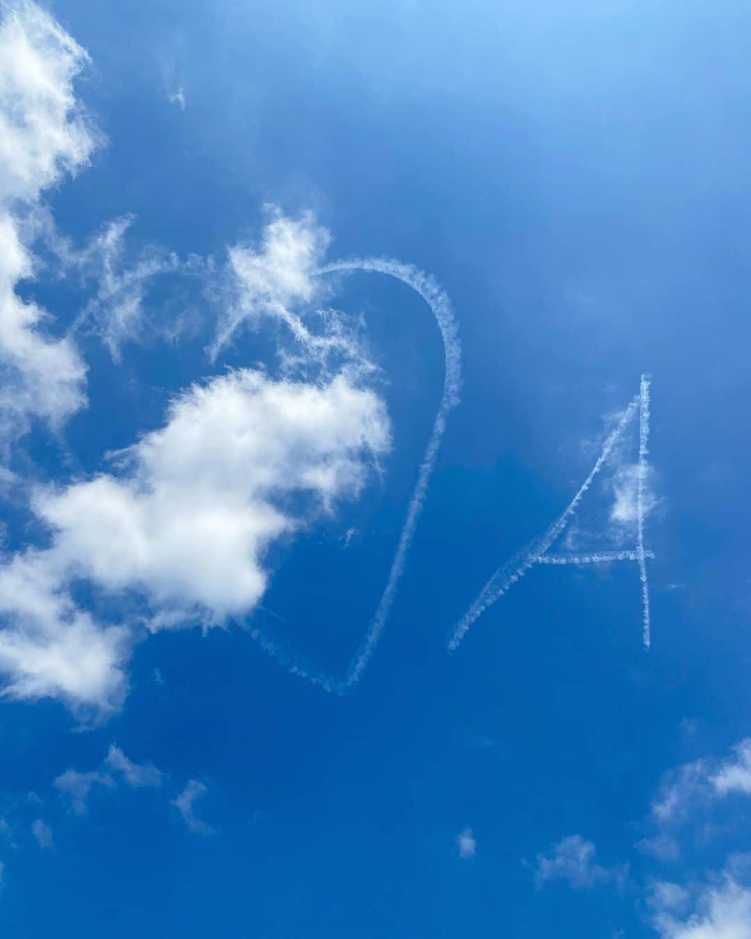 アシュリー・ケインさんのインスタグラム写真 - (アシュリー・ケインInstagram)「We got surprised today with a plane flying over our house to create a heart in the sky for our brave and beautiful little princess Azaylia, who is still with us, fighting fearlessly everyday. ✈️❤️  We’re overwhelmed at all of the amazing tributes that are happening around the world. From Wembley Stadium to the Niagara Falls lighting up orange as a testament of her bravery, the awareness she has raised for childhood cancer and all the children and families she has helped through her struggles already. 😢🙏🏾  Right now I feel broken, scared and worried all of the time. But I am finding strength in trying to be the best father I can be, no matter the situation, for her. That is the least she deserves and the most I can give her, the best me I can be. There is one thing for certain though, I couldn’t be a prouder dad and a more blessed human to have such an incredible daughter. ❤️✨  Thank you to everyone. You don’t understand how much all of your love and light is comforting myself and my family. For now we have another day to cherish with another special memory - LETS GO CHAMP! ✊🏾🥲❤️🙏🏾」4月17日 22時50分 - mrashleycain