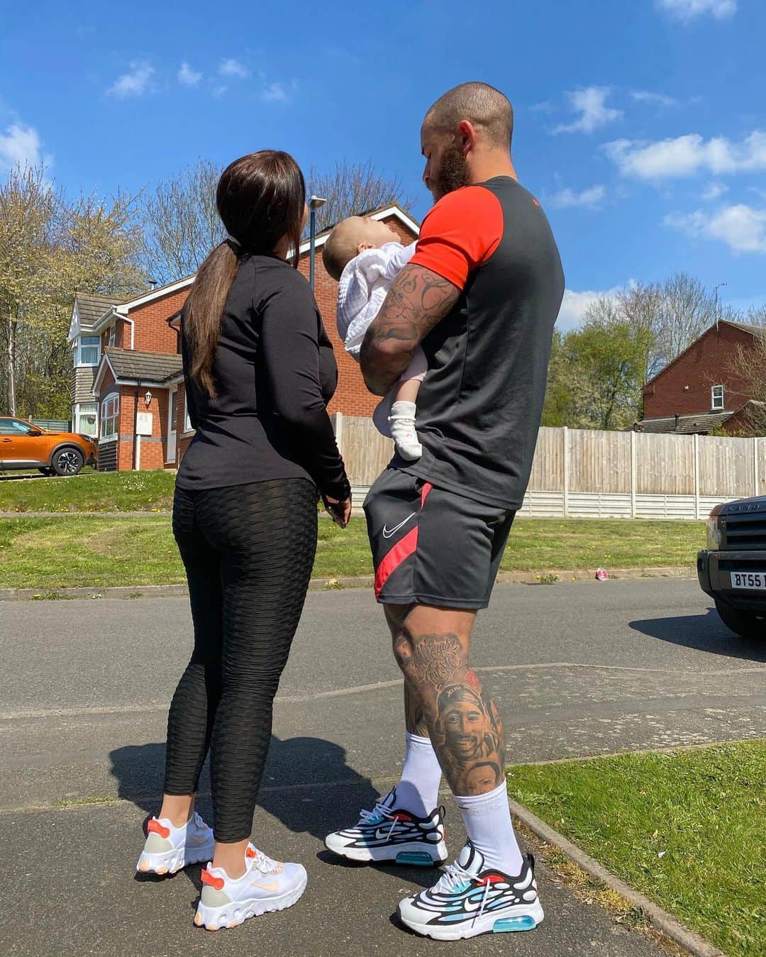アシュリー・ケインのインスタグラム：「We got surprised today with a plane flying over our house to create a heart in the sky for our brave and beautiful little princess Azaylia, who is still with us, fighting fearlessly everyday. ✈️❤️  We’re overwhelmed at all of the amazing tributes that are happening around the world. From Wembley Stadium to the Niagara Falls lighting up orange as a testament of her bravery, the awareness she has raised for childhood cancer and all the children and families she has helped through her struggles already. 😢🙏🏾  Right now I feel broken, scared and worried all of the time. But I am finding strength in trying to be the best father I can be, no matter the situation, for her. That is the least she deserves and the most I can give her, the best me I can be. There is one thing for certain though, I couldn’t be a prouder dad and a more blessed human to have such an incredible daughter. ❤️✨  Thank you to everyone. You don’t understand how much all of your love and light is comforting myself and my family. For now we have another day to cherish with another special memory - LETS GO CHAMP! ✊🏾🥲❤️🙏🏾」