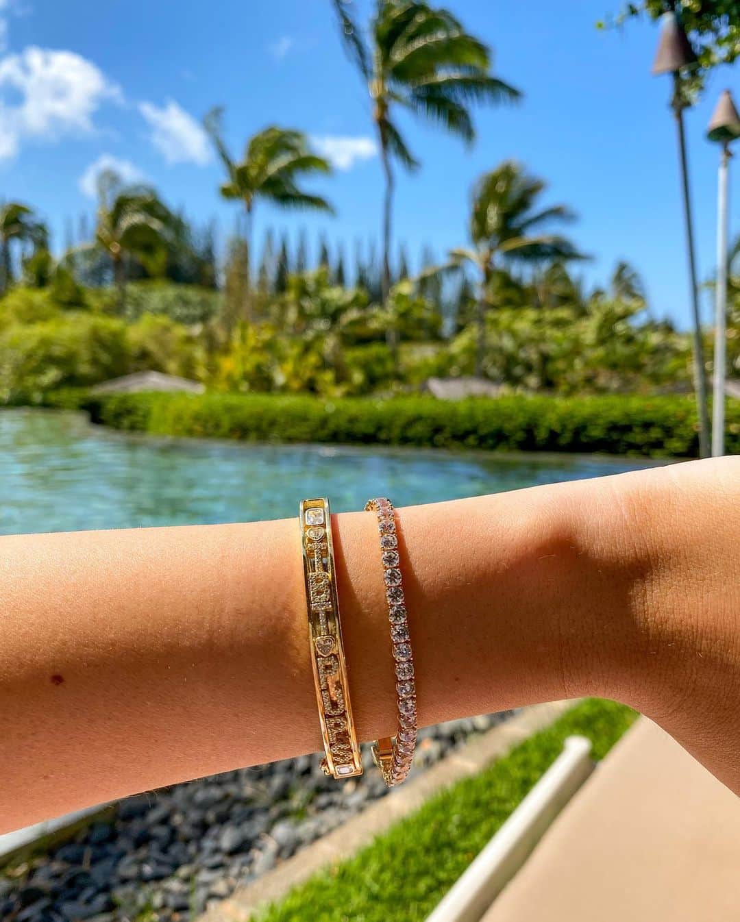 Alexa Collinsさんのインスタグラム写真 - (Alexa CollinsInstagram)「Obsessing over my customized 14k skinny charm bangle from @elisepaigejewelry! I customized mine to say “TBT PUPS” for my pups Tokyo, Bella, and Tzatziki. So now they’re always with me no matter where I am in my the world ✨」4月17日 22時51分 - alexacollins