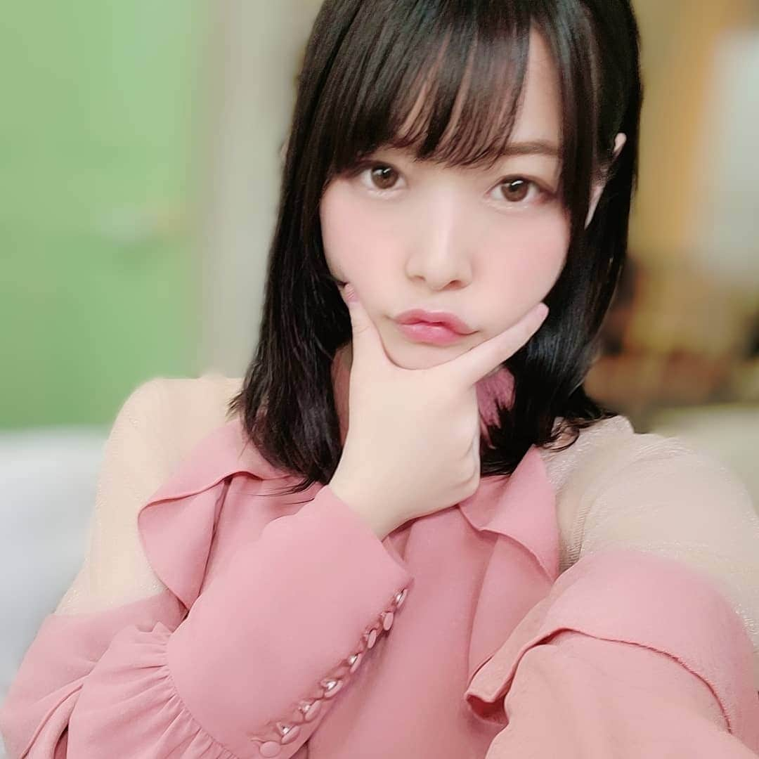 八木奈々さんのインスタグラム写真 - (八木奈々Instagram)「“ 今日はいい事が起こる日 ” そう決めておけば必ず、いい日になる。  …気がする。  この“ 気がする ”って感覚で自分を素敵に騙していくのは、 なんと言うか曖昧だけれど、きっと、すごく大切なことで  楽しいだけの一日なんて実際はそんなに多くはないから ちゃんと楽しむつもりで一日を過ごさないと勿体ない。  楽しくない部分だけ思い出してしまわないように、 自分が楽しいって感じた瞬間を毎日思い出せるように。  …いい日、のハードルは、自分次第。  誰に何を言われても、誰にも何も言われなくても、  私が私のためだけに使う寝る前の魔法の言葉。  “ 明日は、いい事が起こる日。 ”  …おやすみなさい😌🌃🌙*ﾟ  (※Instagram更新頻度低くてごめんなさい･･･Twitterは毎日更新頑張ってるので覗いてくれたら嬉しいです😢💦Instagramも頑張る…)」4月17日 22時57分 - yagi_nana