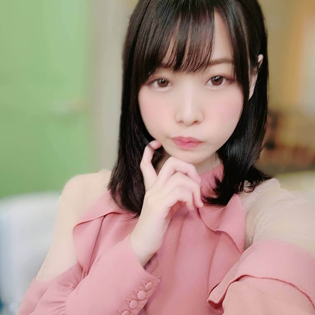 八木奈々のインスタグラム：「“ 今日はいい事が起こる日 ” そう決めておけば必ず、いい日になる。  …気がする。  この“ 気がする ”って感覚で自分を素敵に騙していくのは、 なんと言うか曖昧だけれど、きっと、すごく大切なことで  楽しいだけの一日なんて実際はそんなに多くはないから ちゃんと楽しむつもりで一日を過ごさないと勿体ない。  楽しくない部分だけ思い出してしまわないように、 自分が楽しいって感じた瞬間を毎日思い出せるように。  …いい日、のハードルは、自分次第。  誰に何を言われても、誰にも何も言われなくても、  私が私のためだけに使う寝る前の魔法の言葉。  “ 明日は、いい事が起こる日。 ”  …おやすみなさい😌🌃🌙*ﾟ  (※Instagram更新頻度低くてごめんなさい･･･Twitterは毎日更新頑張ってるので覗いてくれたら嬉しいです😢💦Instagramも頑張る…)」