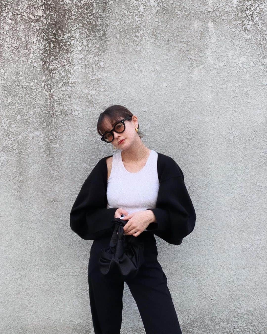 emmaさんのインスタグラム写真 - (emmaInstagram)「🦨  tops : @sly_official  bottoms : vintage bag : @therow  glasses : @effector.eyewear」4月17日 23時09分 - okss2121