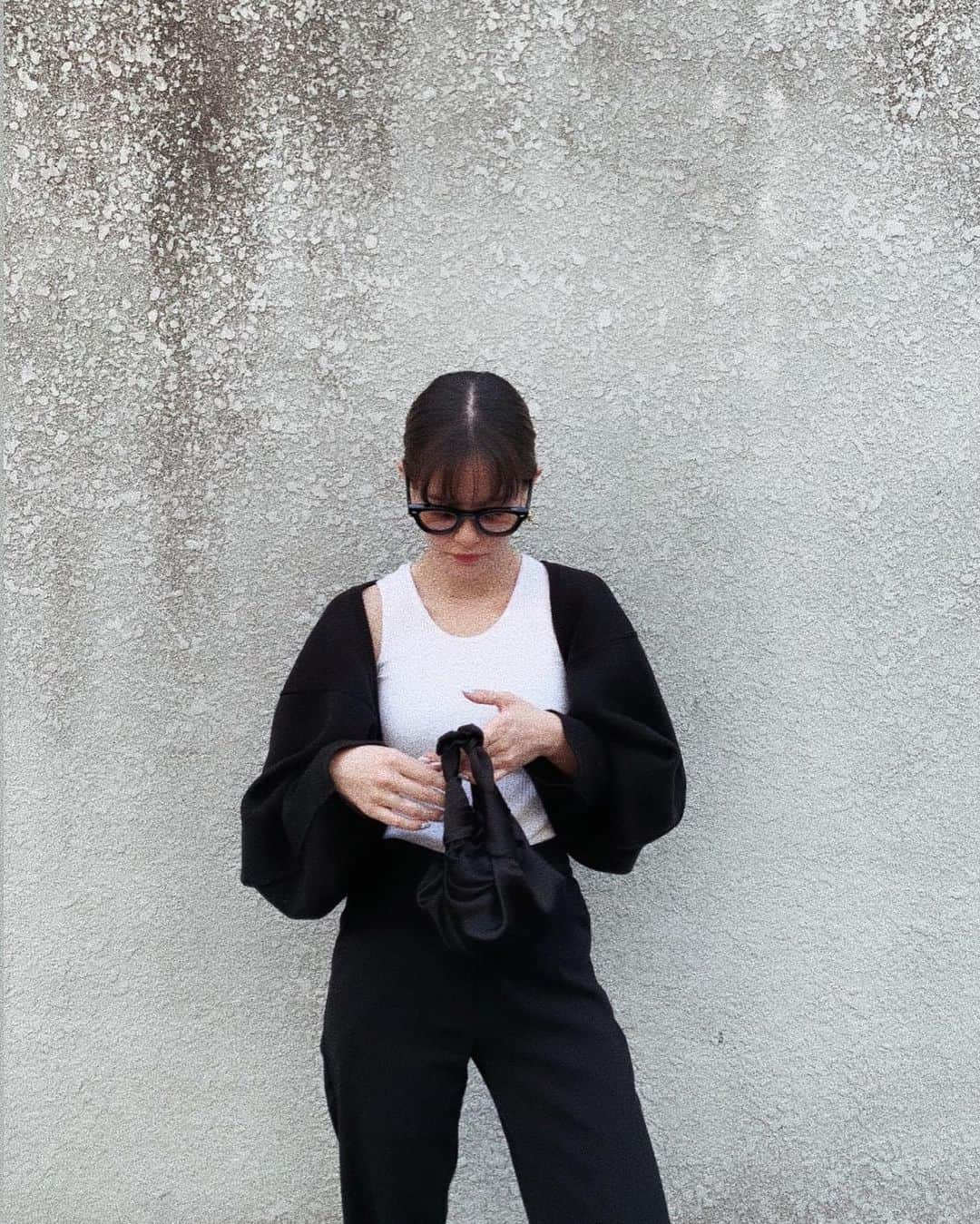 emmaさんのインスタグラム写真 - (emmaInstagram)「🦨  tops : @sly_official  bottoms : vintage bag : @therow  glasses : @effector.eyewear」4月17日 23時09分 - okss2121