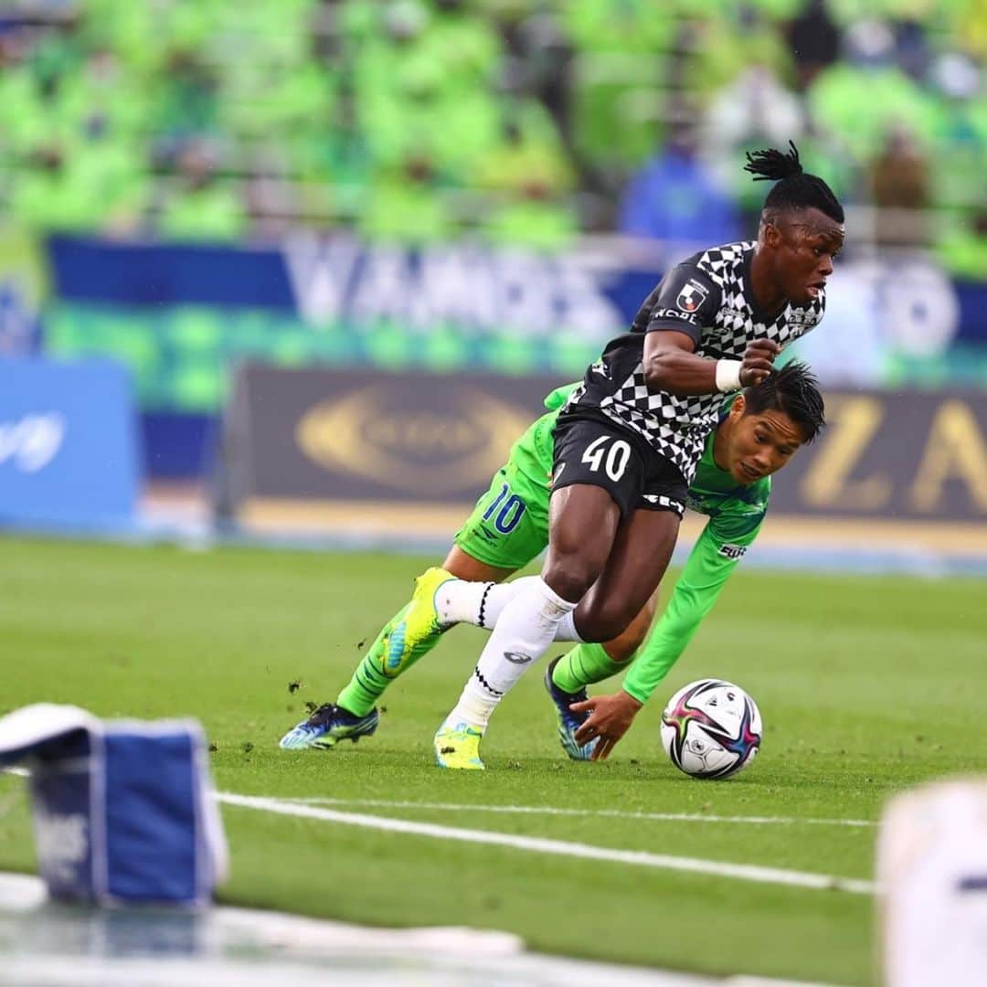 アユブ・マシカのインスタグラム：「Debut✅. Thank you for all your support today🙏🏾🙌🏾🙌🏾💪🏾. We could get the 3 points but we live to fight another day. + 1 point, on to the next one.  @visselkobe 💪🏾💪🏾」