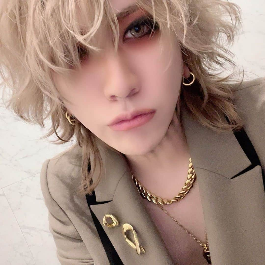 RUKI さんのインスタグラム写真 - (RUKI Instagram)「昨日は撮影でした。もうすぐ皆んなに何かしらの良い知らせが出来るはず…！な流れになってきたよ。何かはお楽しみに🦉  アルバムの発売日もいよいよ近づいてきた！ぞ！  毎日色々あるけど皆んな今月もあともう半分踏ん張っていきましょ🔥  #thegazette #ruki #newalbum #mass #もうすぐ」4月17日 23時14分 - ruki_nilduenilun