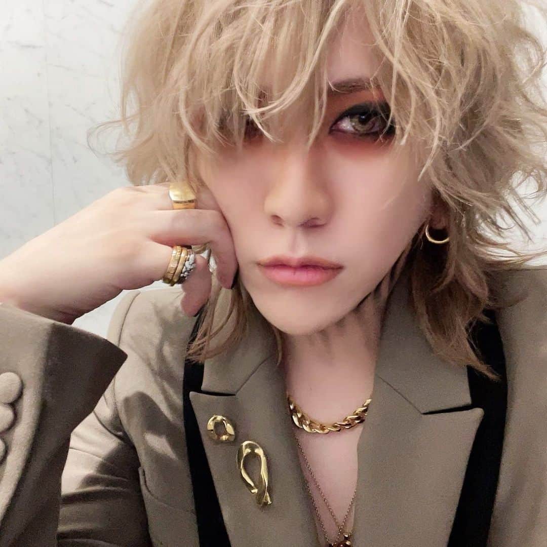 RUKI のインスタグラム：「昨日は撮影でした。もうすぐ皆んなに何かしらの良い知らせが出来るはず…！な流れになってきたよ。何かはお楽しみに🦉  アルバムの発売日もいよいよ近づいてきた！ぞ！  毎日色々あるけど皆んな今月もあともう半分踏ん張っていきましょ🔥  #thegazette #ruki #newalbum #mass #もうすぐ」