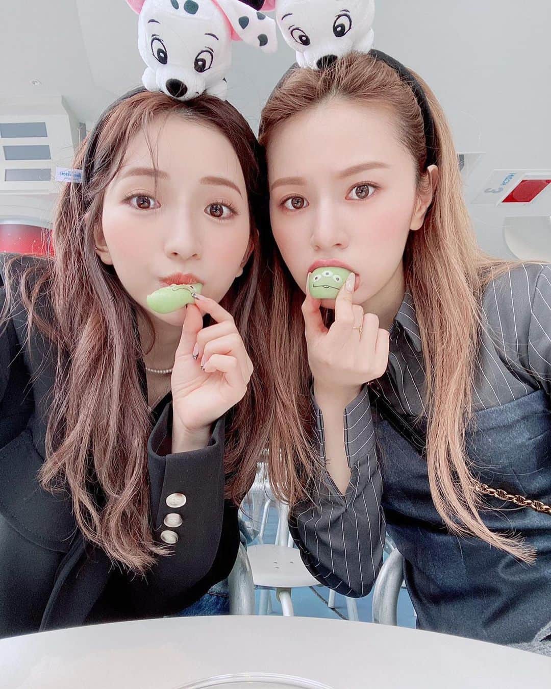 南りほのインスタグラム：「#理想と現実 この撮り方間違えてるよね、、？🤢 流行りの写真撮ってみたくて食べてみたけど上手く撮れませんでした。流行りについていけない2人🤷🏼‍♀️ カミサマ〜🤣💚💚💚」