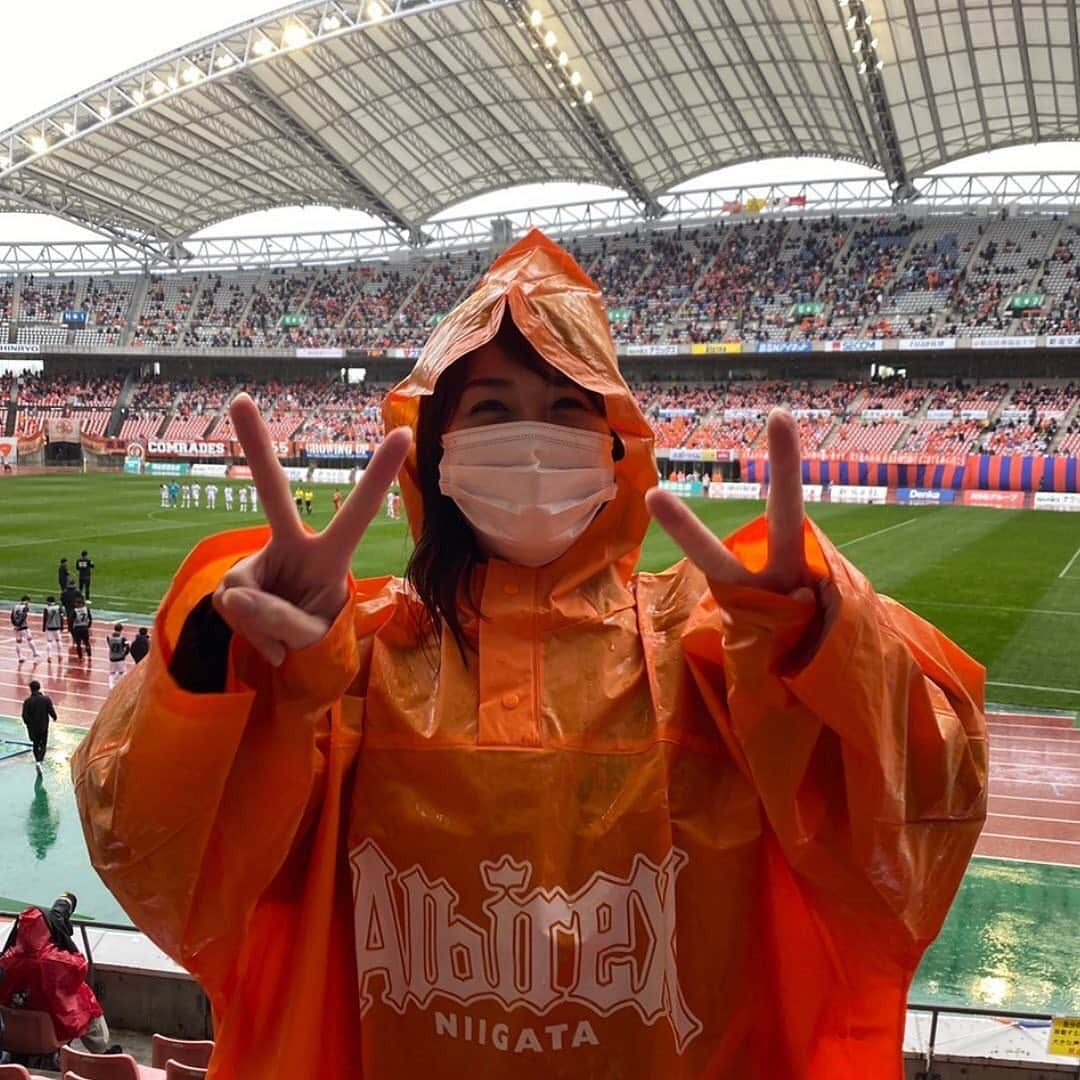 高井瑛子のインスタグラム：「. . アルビレックス新潟！ 見事、勝ちました〜😆👏 . 連勝‼️ 嬉しいですね🥺💐 . 後半、矢村健選手のナイスゴール！ 鳥肌立ちました😭✨ . . 雨の中でしたが 選手の皆さん、お疲れ様でした。 . . ------------------------------------ #新潟テレビ21 #アルビレックス新潟 #アルビ #アナウンサー #ビッグスワン #ux #新潟市 #ホーム戦 #j2」