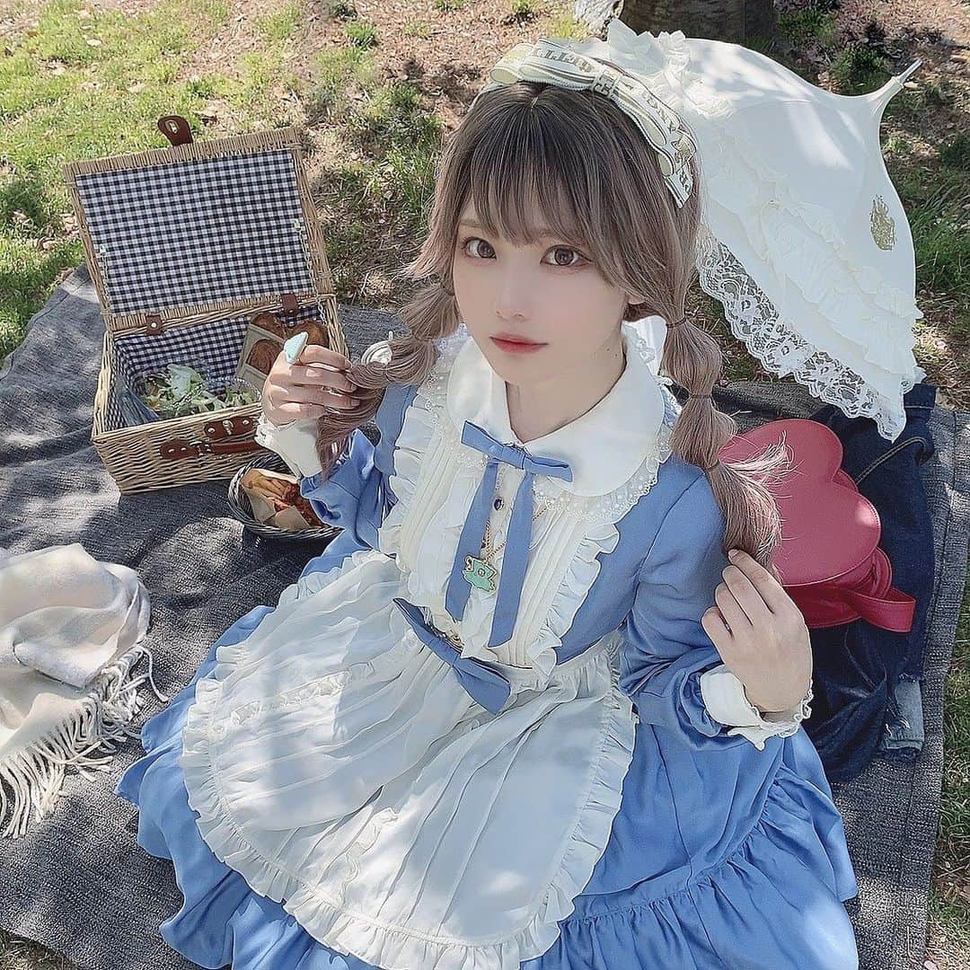 やもはちこのインスタグラム：「Alice in picnic🧺🥪💙 ㅤ ㅤ ㅤ ㅤ ㅤ #ピクニック #青いナポリ #angelicpretty #lolitafashion #lolita #ロリィタファッション #ロリィタコーデ #ロリィタ #animefashion #animegirl #로리타 #로리타패션 #Lo娘 #蘿莉 #蘿莉塔 #ss #japanesegirl #cute #girl #me #selfie #follow #followｍe #粉我 #좋아요 #팔로미 #셀카」