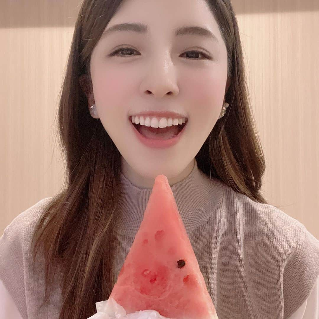 松井絵里奈さんのインスタグラム写真 - (松井絵里奈Instagram)「今が旬だという 熊本県のすいか🍉 「だんらん」  いただきましたーー‼︎🥰☝🏻 甘くて美味しい〜っ！！ 春にすいかの🍉香り。 しかも、こーんなに大きな 丸々ひとつを切らせていただくなんて…😳💓  ありがたくて嬉しくて写真におさめます🙏🏻  熊本にもまた行きたいな〜✈︎  #熊本県産すいか #すいかだんらん #すいか #熊本県 #すいかおいしい  #松井絵里奈」4月18日 0時19分 - erina74xx