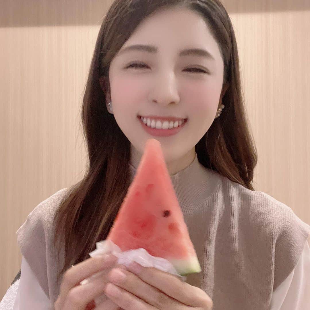 のインスタグラム：「今が旬だという 熊本県のすいか🍉 「だんらん」  いただきましたーー‼︎🥰☝🏻 甘くて美味しい〜っ！！ 春にすいかの🍉香り。 しかも、こーんなに大きな 丸々ひとつを切らせていただくなんて…😳💓  ありがたくて嬉しくて写真におさめます🙏🏻  熊本にもまた行きたいな〜✈︎  #熊本県産すいか #すいかだんらん #すいか #熊本県 #すいかおいしい  #松井絵里奈」