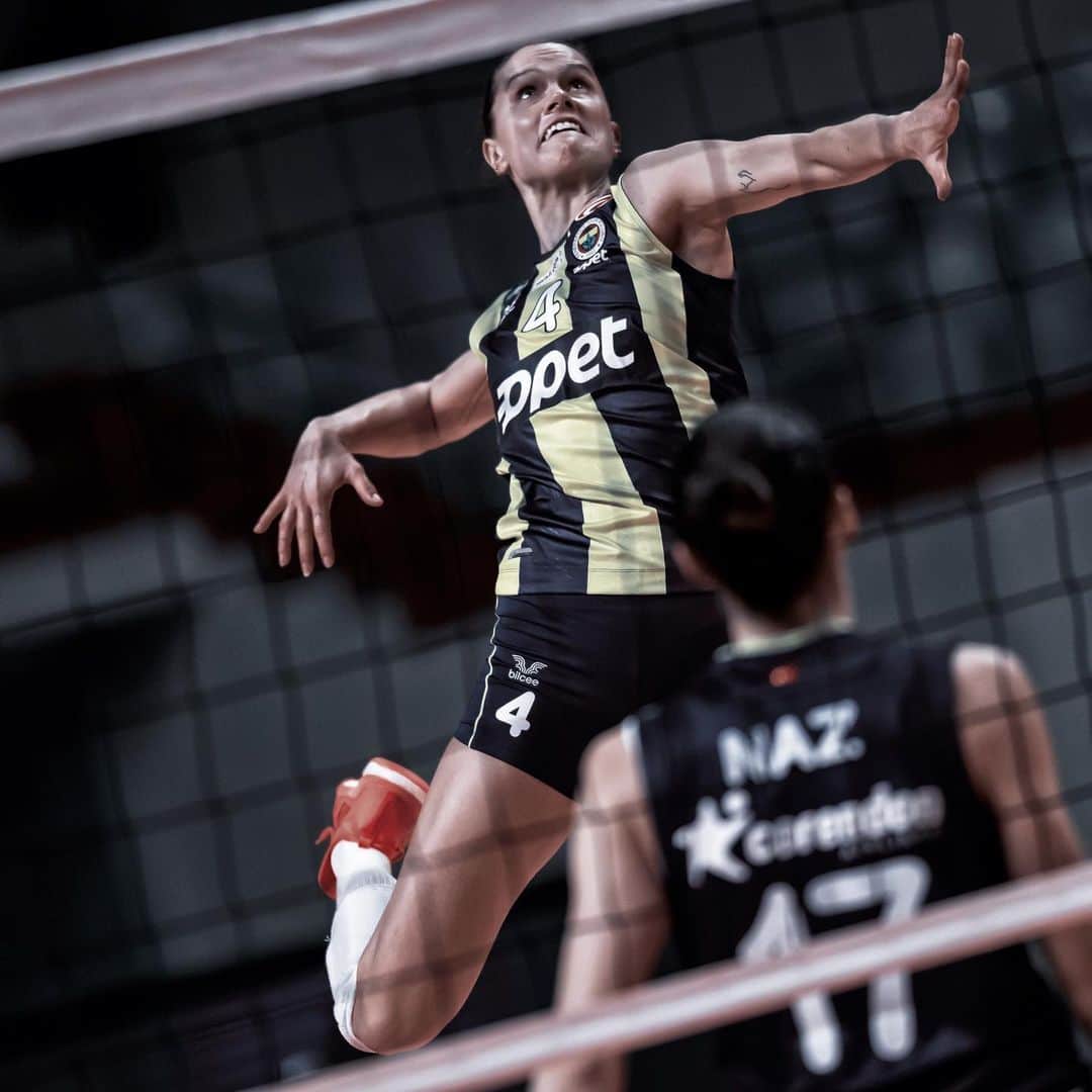 ケルシー・ロビンソンのインスタグラム：「Woke up today with my heart in two places. Definitely feels strange to finish the season without competing, but I’m grateful to all that made the decision to put our health first. Thank you to @fbvoleybol for the chance to play this year. I’m proud of our team and the mental, emotional, and physical battle this season took. And thank you to my amazing teammates who are incredible women both on and off the court. 💛💙」