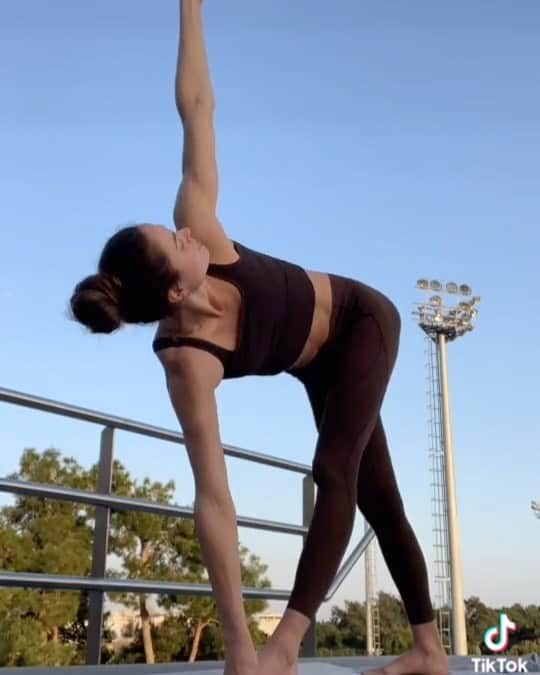 ズザンナ・ヤカボスのインスタグラム：「sunset yoga. i love the clouds and the feeling I had after this session 🌸🧘🏻‍♀️ . . . . . #yogapractice #yoga #yogalove #yogaeverywhere #athlete #swimmer #namaste #sunset #sunsetyoga #naturegram」