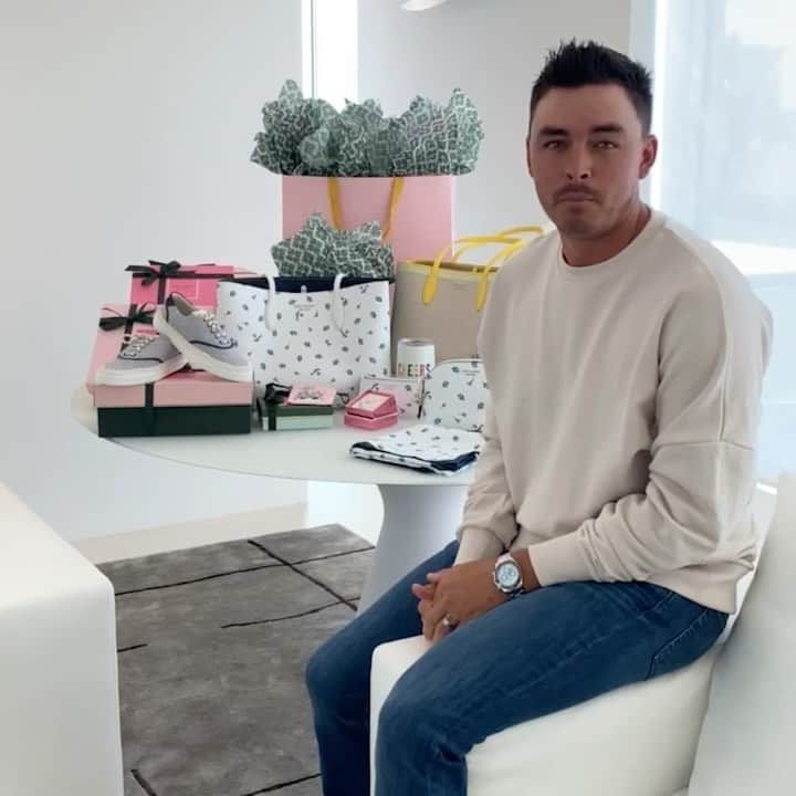 リッキー・ファウラーのインスタグラム：「Great minds think alike right @gronk? Heard moms love @katespadeny…check out how we’re planning on winning Mother’s Day this year. (And thanks @allisonstokke for the help 🙏) #loveinspades #ipickedthisforyou」