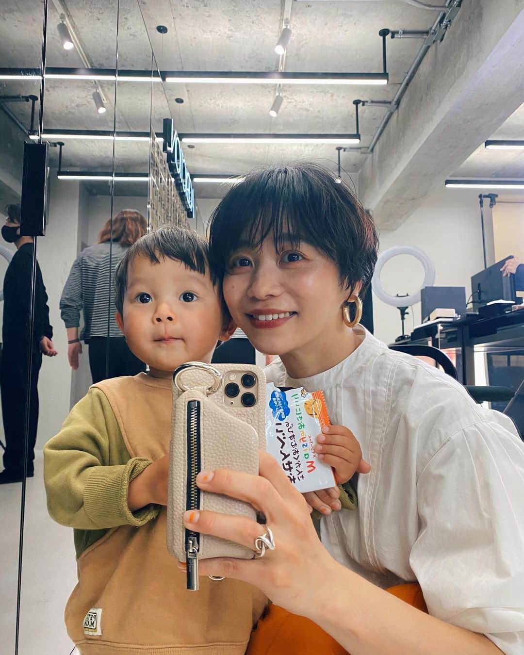 忍舞のインスタグラム：「3月〜4月頭まで保育園預けることできなくて、お仕事もプライベートも全て一緒💛 大変な時もあったけど、楽しかったな。 お仕事ついてきてくれてありがとー🙆‍♀️ 相棒です。 ハルも一緒だった日も1日ありましたww 荷物やばいけど、幸せ。 ・ ・ ・ ・ #小さな彼氏 #イヴボーイ #2歳3ヶ月 #イヤイヤ期 #相棒」