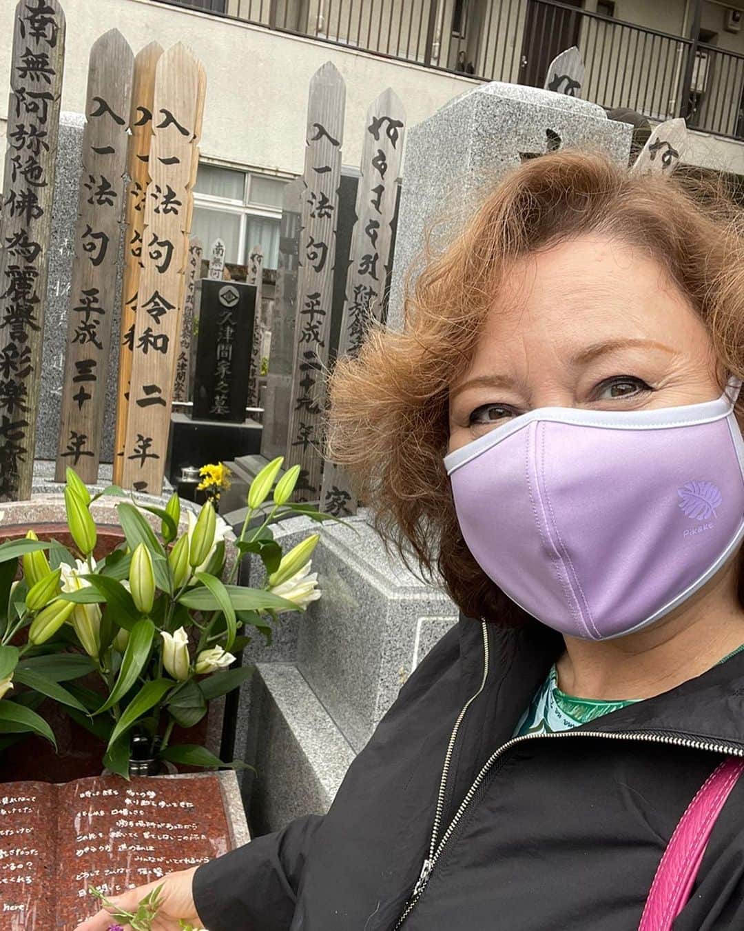 キャシー中島さんのインスタグラム写真 - (キャシー中島Instagram)「* 屋上の庭にある花たちは、順番に私たちを楽しませてくれます。ちゃんとお手入れしないとだめですね❣️  ななみのお墓に来ました。 勝野パパは京都で撮影をしているので今日はひとりで来ました。 いつものようにお花を変えてお線香をあげて、ななみとお話をすると心が満たされて、温かい気持ちになります… 12年前の今頃は癌と戦っていて辛かったよね！ 今は痛みがなくて穏やかに私たちを見守ってくれてるんでしょうね。 …なんて話を20分ほどしました。  家に帰ってきてからポーチを作りました。 洋輔がデザインした生地です。でも残念なことにこのデザインの生地はお蔵入りに。 なので見本の生地でポーチをつくりました。 幻の生地で作ったポーチです。明日洋輔にプレゼントします。 喜んでくれるとうれしいな🙆‍♀️」4月18日 1時12分 - official_kathynakajima