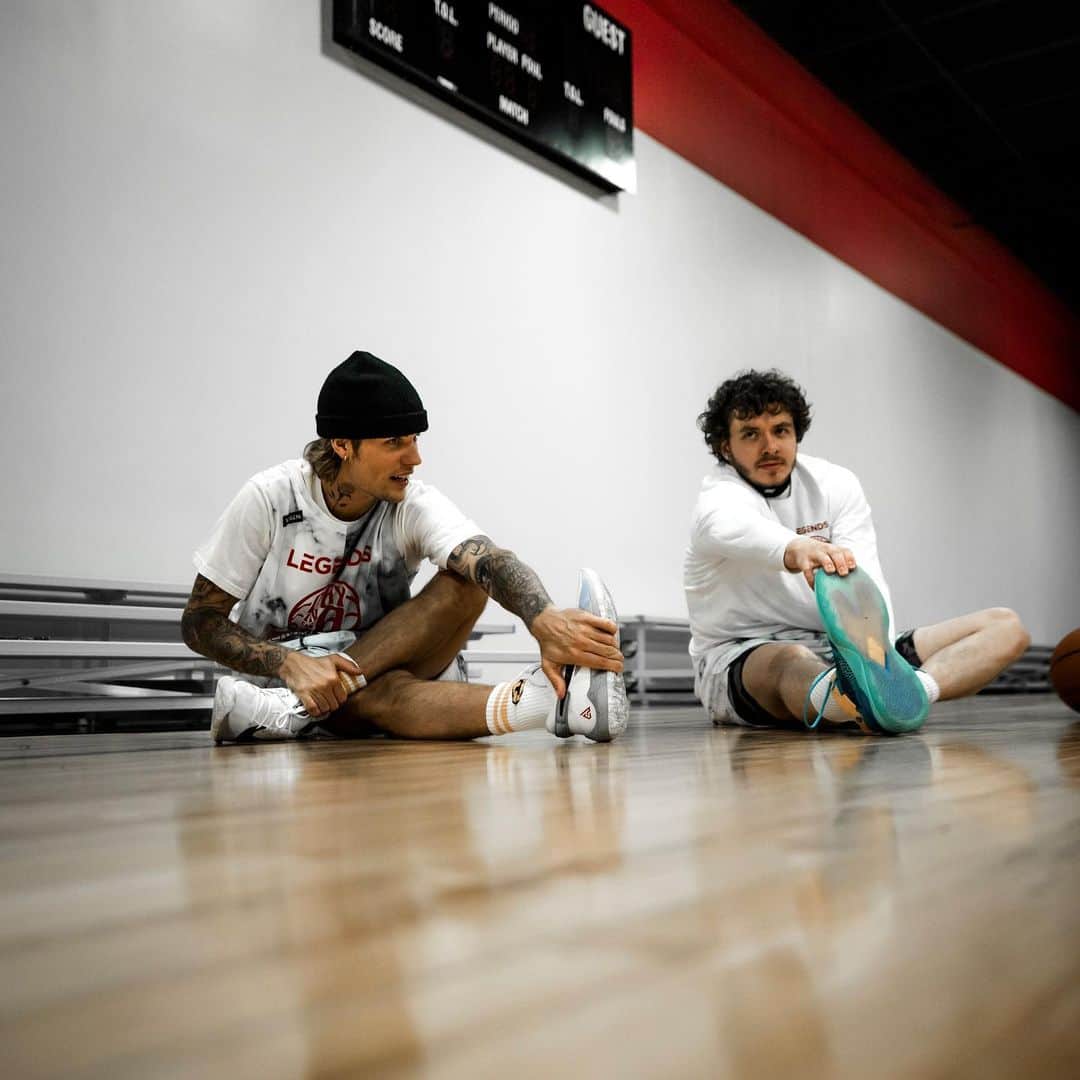 ジャスティン・ビーバーのインスタグラム：「@jackharlow teaching me how to stretch」