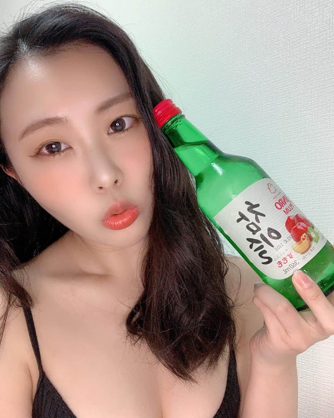 川島愛里沙のインスタグラム：「オンライン飲み会 ありがとうございました💘✨🙏 お供はチャミスルすもも味😌💓 . . . あんまり飲めないけど 甘くて美味しい🥰🙏✨ . . . 24日はなまる撮影会 予約おまちしてます🥰‼️ https://hanamaru-photo.com/article/7036.html . . . . . #すもも #チャミスル #オンライン飲み会 #酒弱 #グラビアアイドル #グラドル自画撮り部 #韓国好きな人と繋がりたい #ソジュ #selfie  #followme #korea #japanesegirl  #instagood #instalike  #셀피 #셀기꾼 #셀스타그램　#셀카그램 #얼스타그램 #셀카」