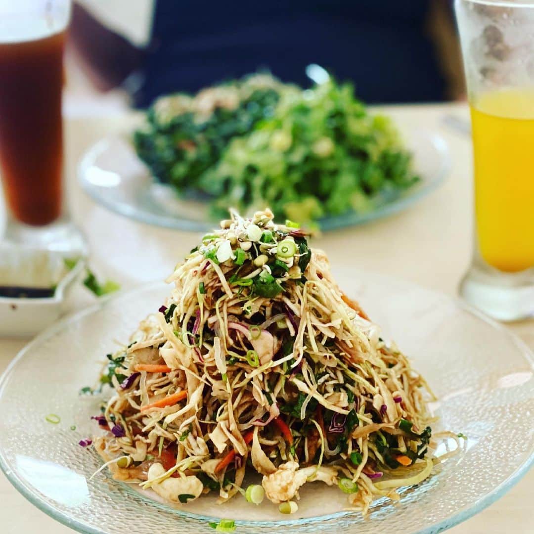 中村豊のインスタグラム：「Veggie Pad Thai & Kale Pizza #ヴィーガン #plantbased #vegan」