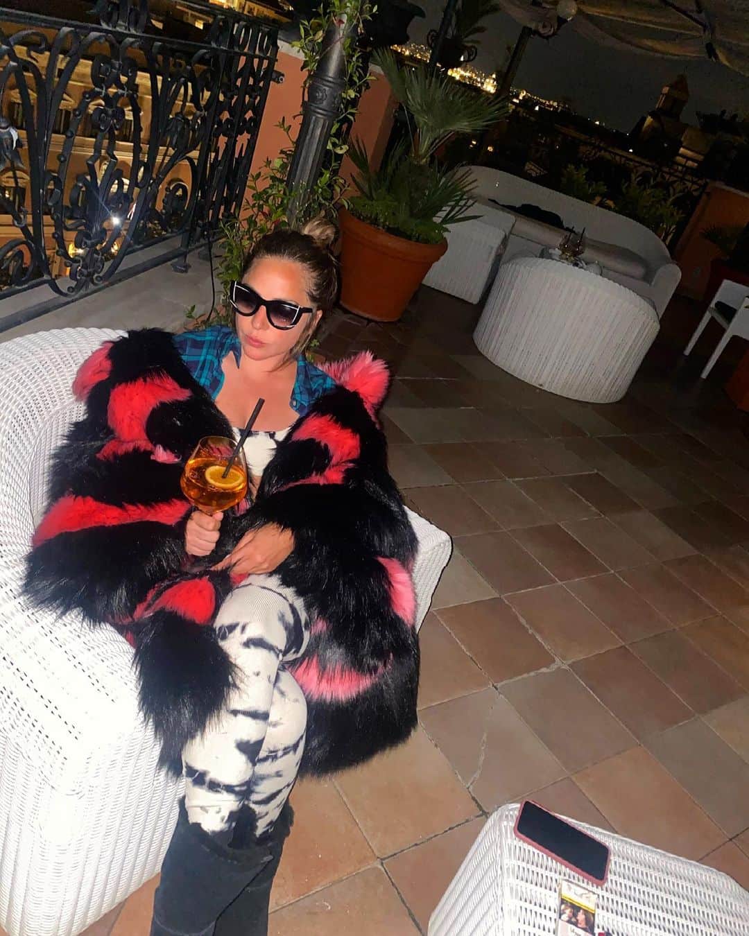 レディー・ガガさんのインスタグラム写真 - (レディー・ガガInstagram)「🇮🇹🥳 faux fur jacket by @florentinalight #dressedbyantwerp」4月18日 3時55分 - ladygaga