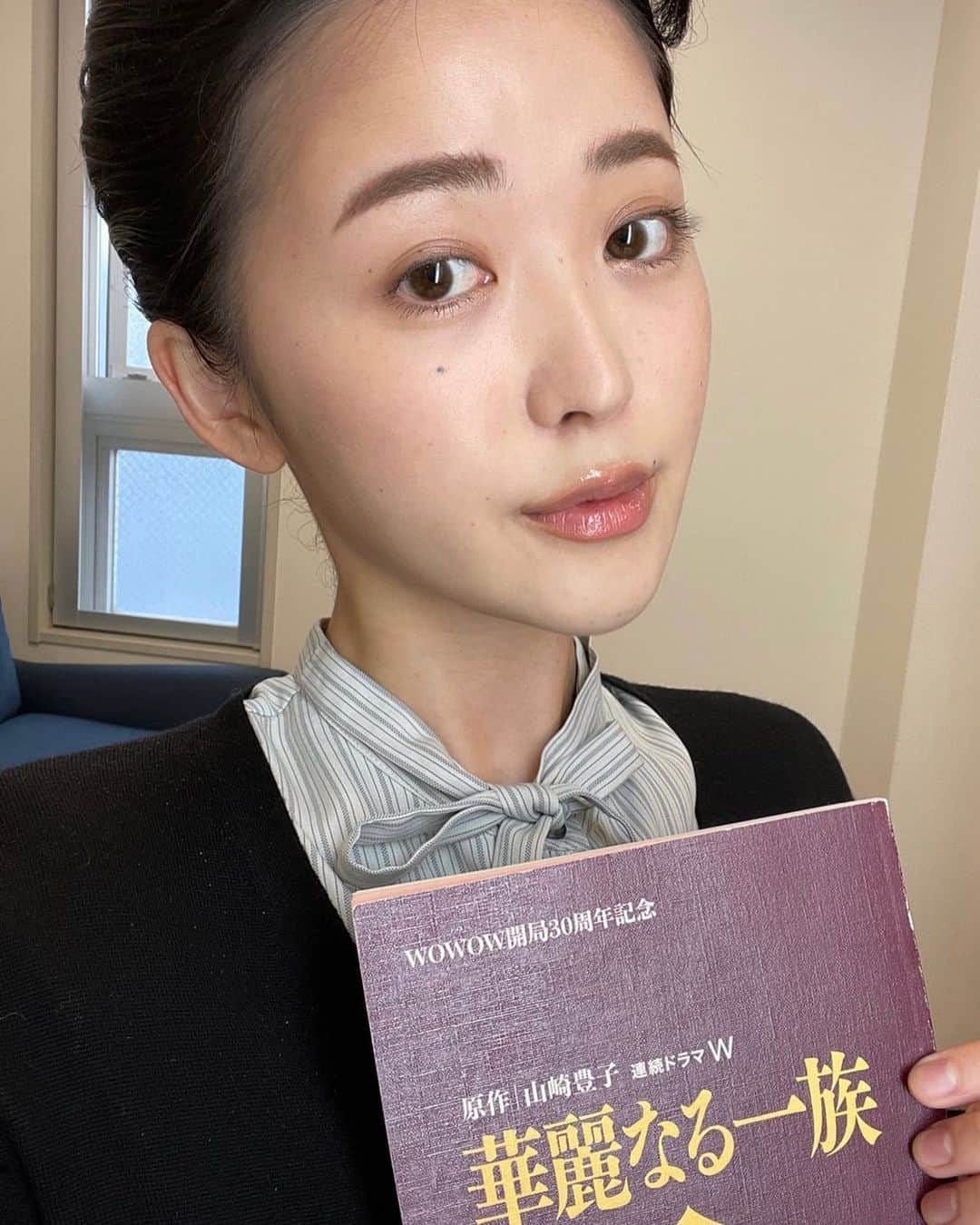 のインスタグラム：「本日4/18（日）22:00～ 　 WOWOW 連続ドラマW 「華麗なる一族」  女中役で1話〜11話まで 出演させていただきます。 是非ご覧ください  #華麗なる一族 #wowow」