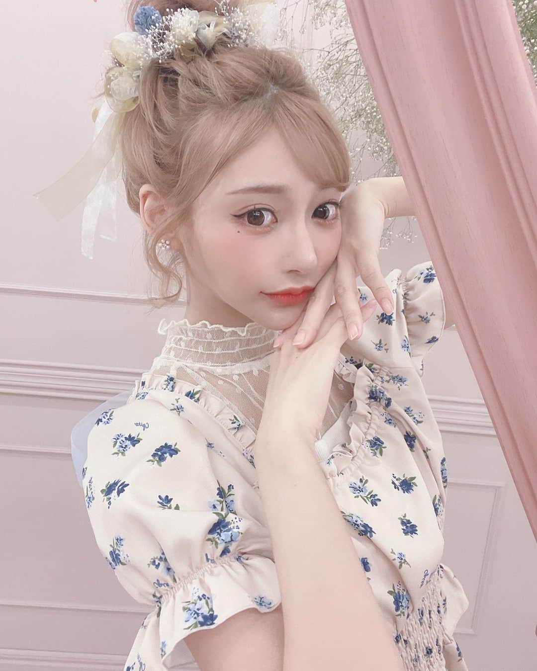 明日花キララのインスタグラム：「@cpito_official の展示会無事終わりました！！ 悪天候の中足を運んで下さった皆様ありがとうございました🪡🤍 クピトのお洋服をみんながかわいいかわいいーって手に取って着てくれて、お洋服もとても喜んでいました👗❤︎ . 4月２１日からウェブサイトで販売開始となりますので、今回来れなかった皆様もクピトをよろしくお願いします🧸👒」