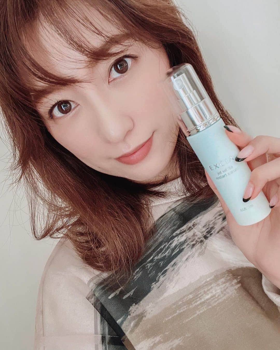 瀬口かなのインスタグラム：「美白、はじめます🤍﻿ ﻿ UVケアみんなやってるかな？﻿ 毎日日焼け止めクリームは塗ってるけど日差しが強くなってくるこれからの時期からちゃんとしたケアが必要になってくるよね🙏﻿ ﻿ ﻿ 先日、大信頼してるアルビオン エクシアの新製品のzoomイベントに参加して実際に先行で商品を試しながら説明を聞いてきました🙋‍♀️﻿ ﻿ ﻿ 2021年4月18日発売﻿ エクシア ジェットホワイト リスタートセラム﻿ ﻿ 美白マッサージ美容液で、﻿ 化粧水の後にマッサージしながら使うと肌なじみもよく、浸透していってるかんじがしてハリ感のある肌へみちびいてくれます✨﻿ ﻿ 冷涼感も心地よく、化粧ノリも良くしてくれるので朝使うのを推奨されてました🧖‍♀️﻿ ﻿ メラニンの生成を抑えてくれる美白有効成分が配合されてるからこの美容液つけるだけでも安心感ある😭！﻿ ﻿ ﻿ シミ、そばかすを作らないためにも夏前から始めていく🙏✨🌴﻿ ﻿ ﻿ ﻿ #ALBION #エクシア #EXCIAtime #PR #skincare #スキンケア #美白ケア #美白美容液」